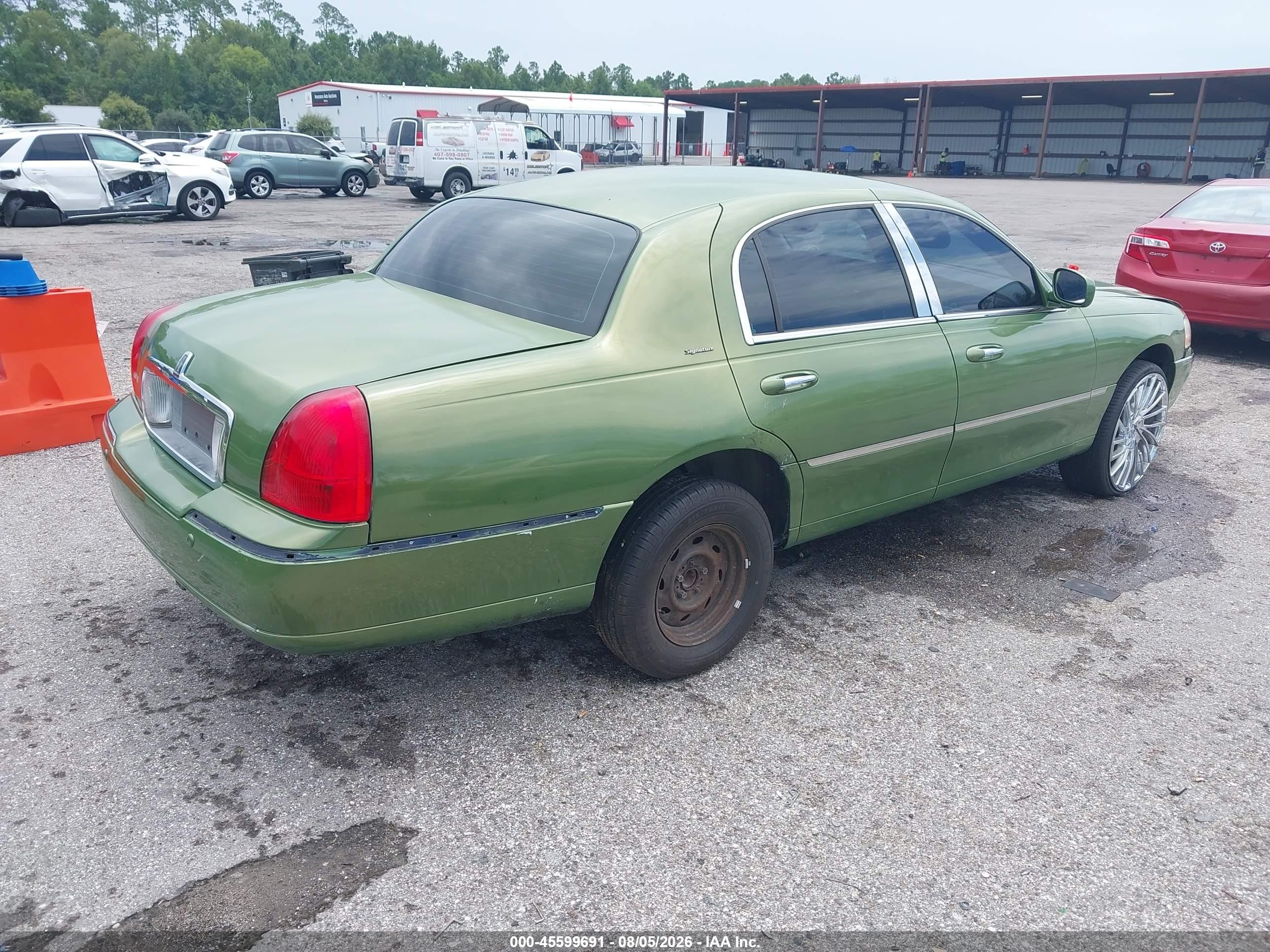 2003 Lincoln Town Car Signature Зеленый vin: 1LNHM82W43Y644240