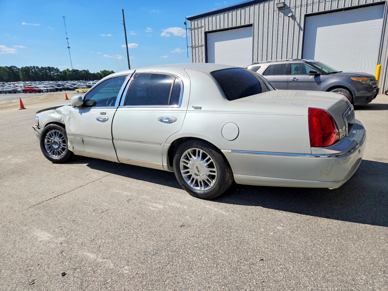2005 Lincoln Town Car Signature Limited Cream vin: 1LNHM82W45Y624296