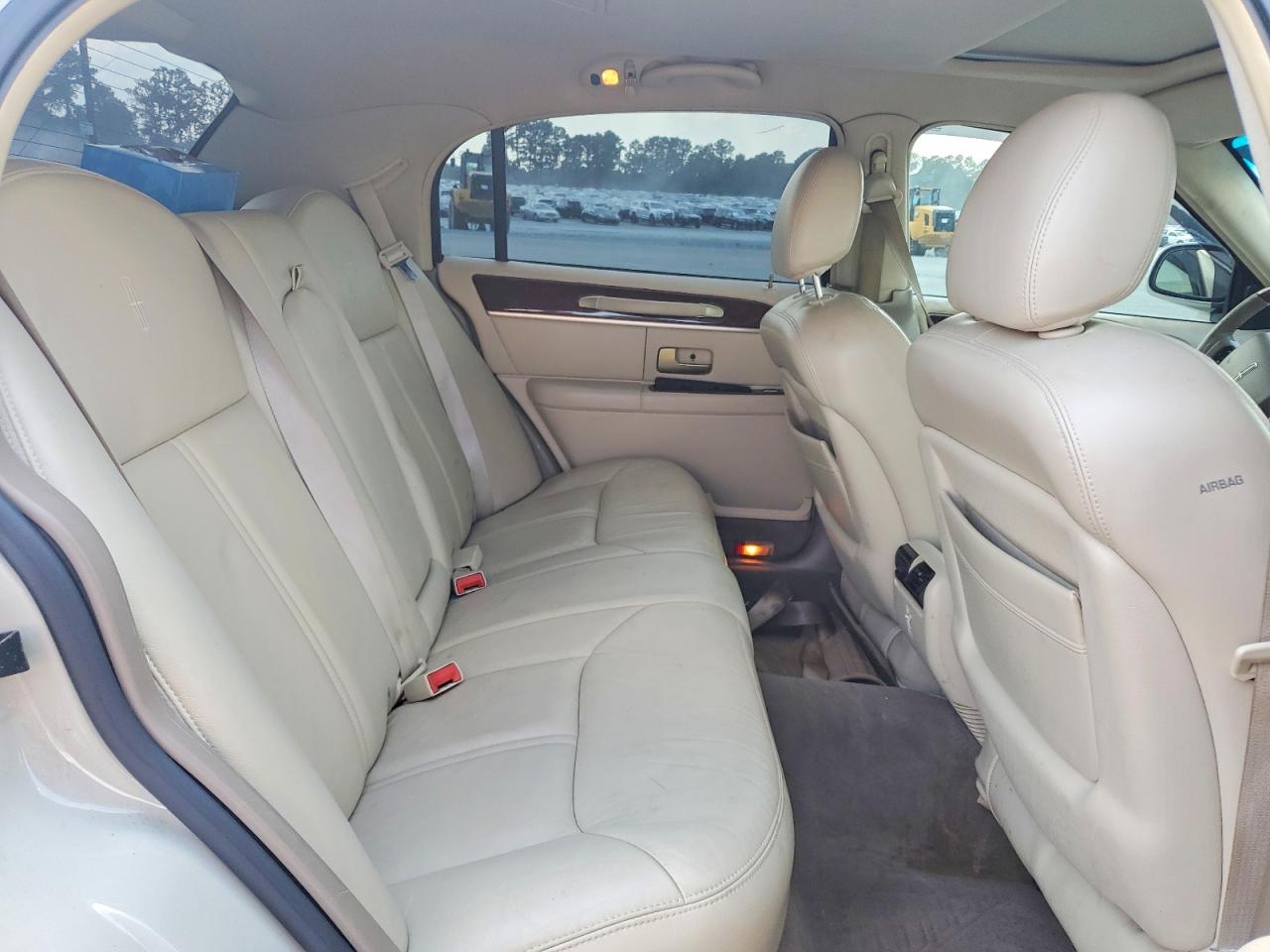 2005 Lincoln Town Car Signature Limited Cream vin: 1LNHM82W45Y624296