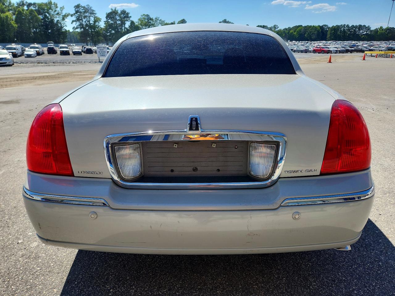 2005 Lincoln Town Car Signature Limited Cream vin: 1LNHM82W45Y624296