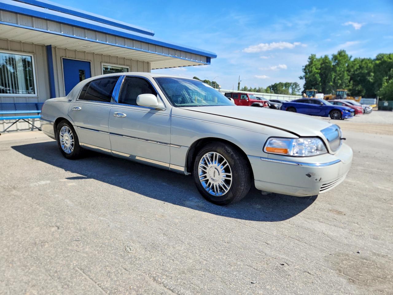2005 Lincoln Town Car Signature Limited Cream vin: 1LNHM82W45Y624296