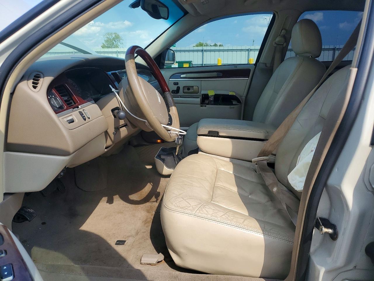 2005 Lincoln Town Car Signature Limited Cream vin: 1LNHM82W45Y624296
