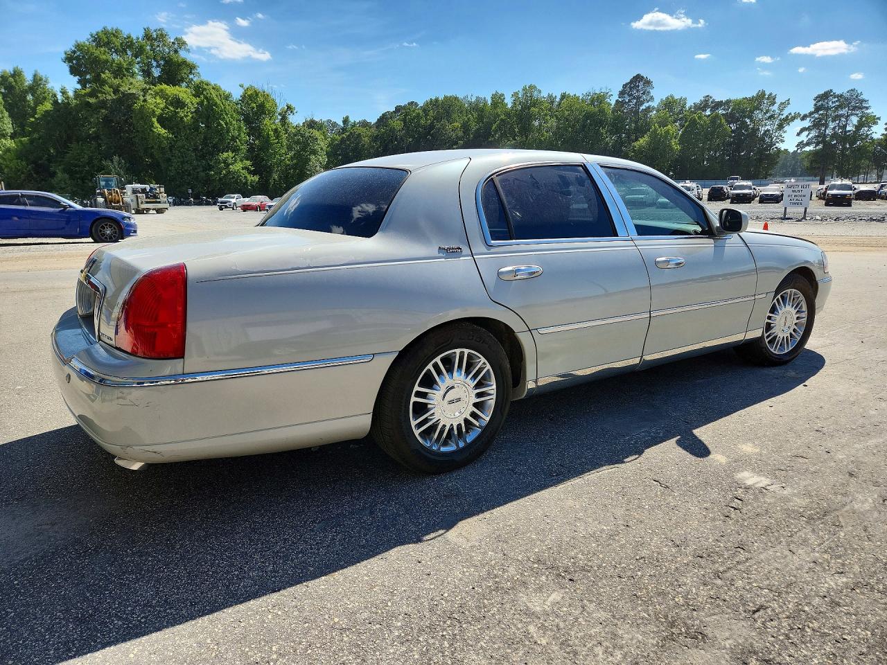 2005 Lincoln Town Car Signature Limited Cream vin: 1LNHM82W45Y624296