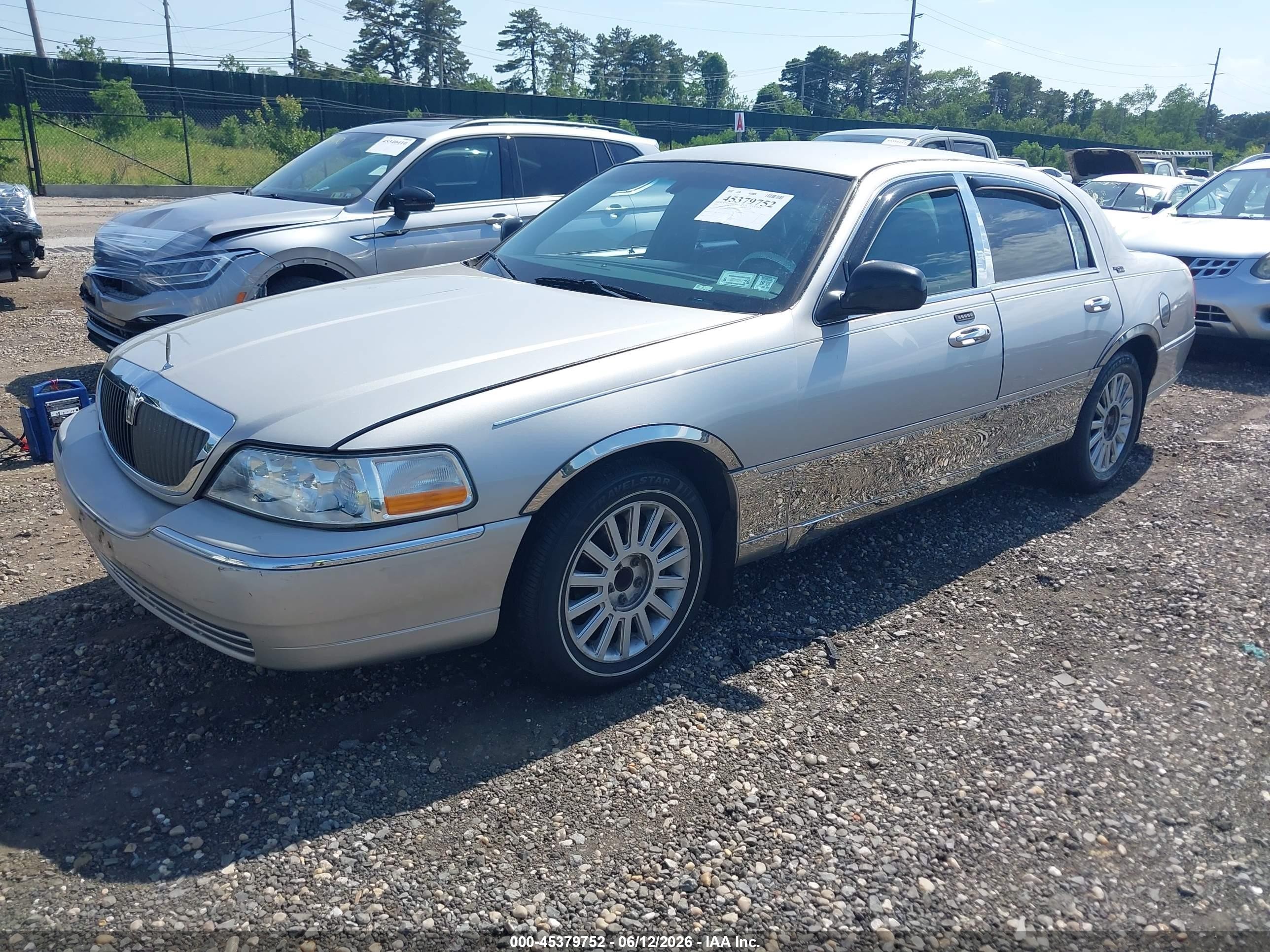 2005 Lincoln Town Car Signature Limited Silver vin: 1LNHM82W45Y638408