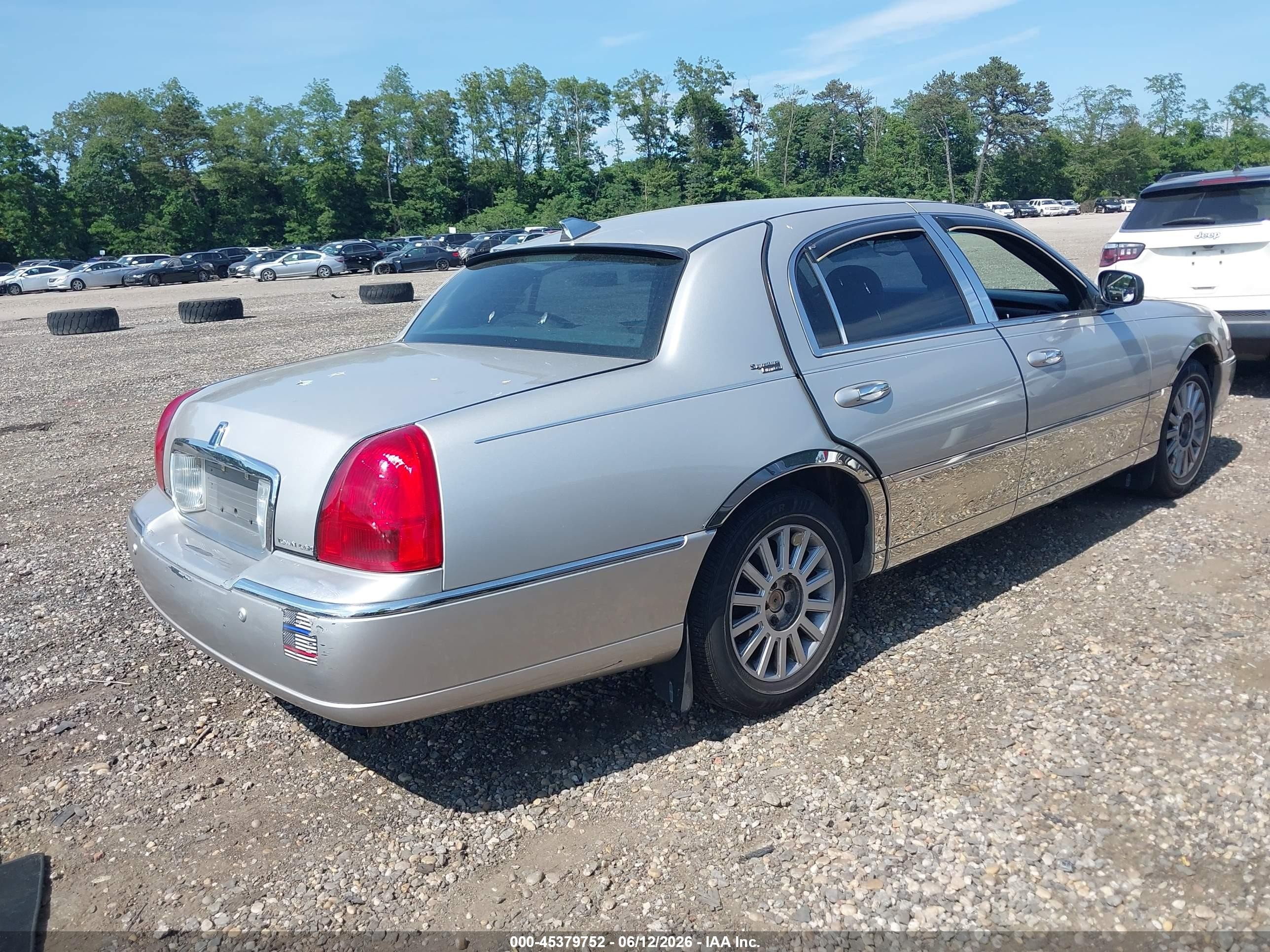 2005 Lincoln Town Car Signature Limited Silver vin: 1LNHM82W45Y638408