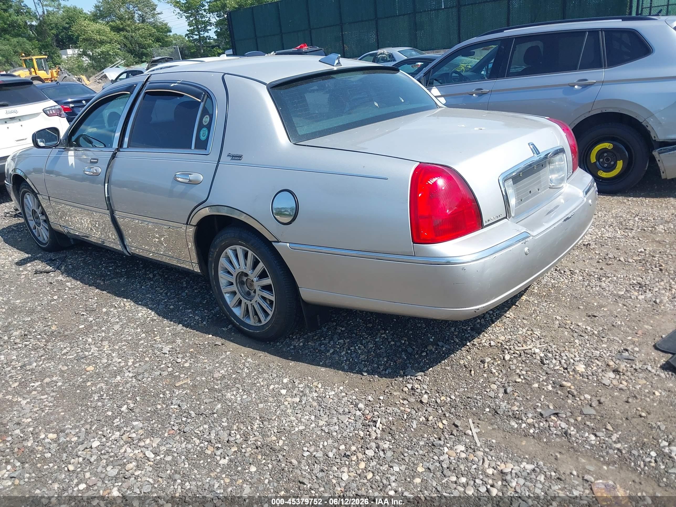 2005 Lincoln Town Car Signature Limited Silver vin: 1LNHM82W45Y638408