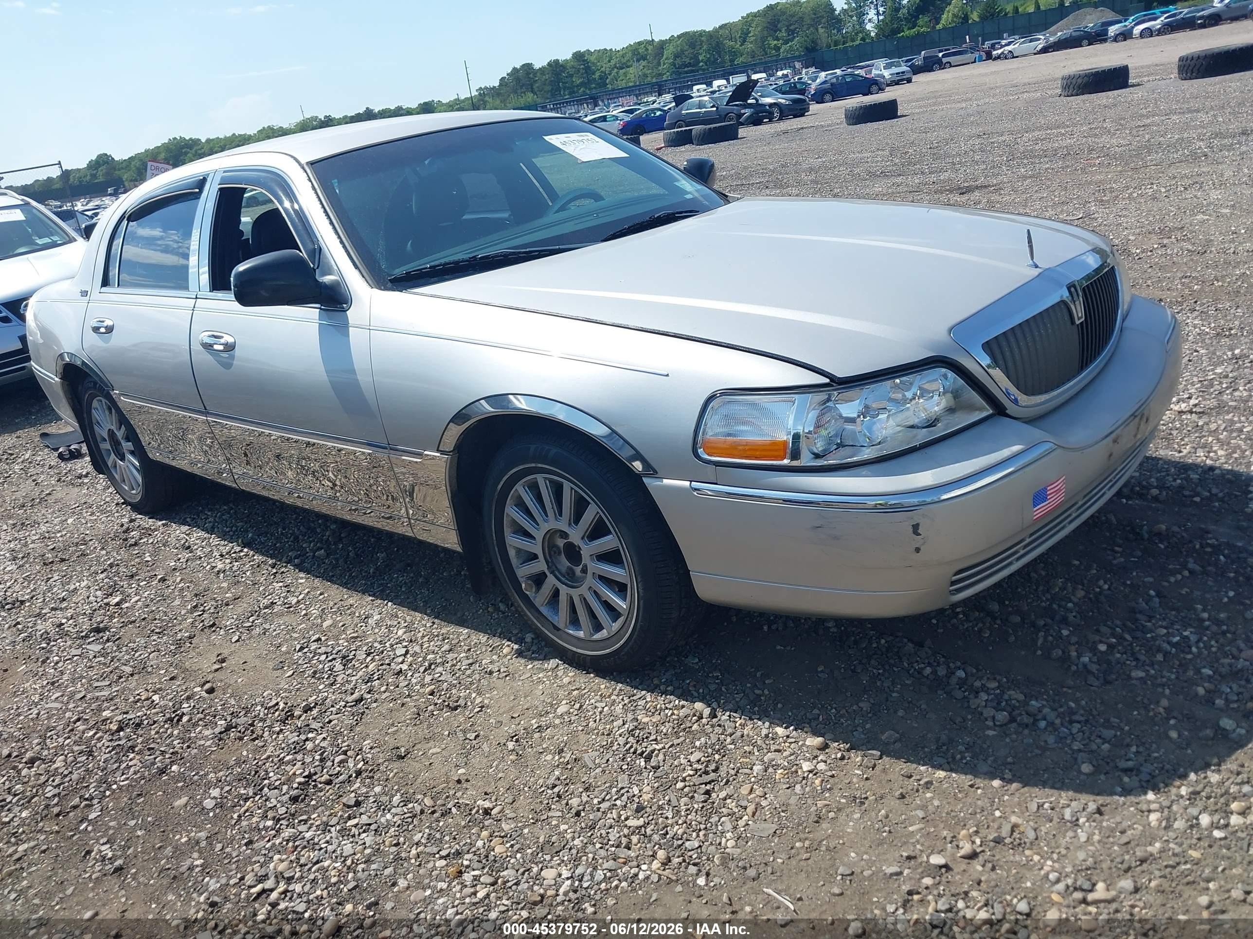 2005 Lincoln Town Car Signature Limited Silver vin: 1LNHM82W45Y638408