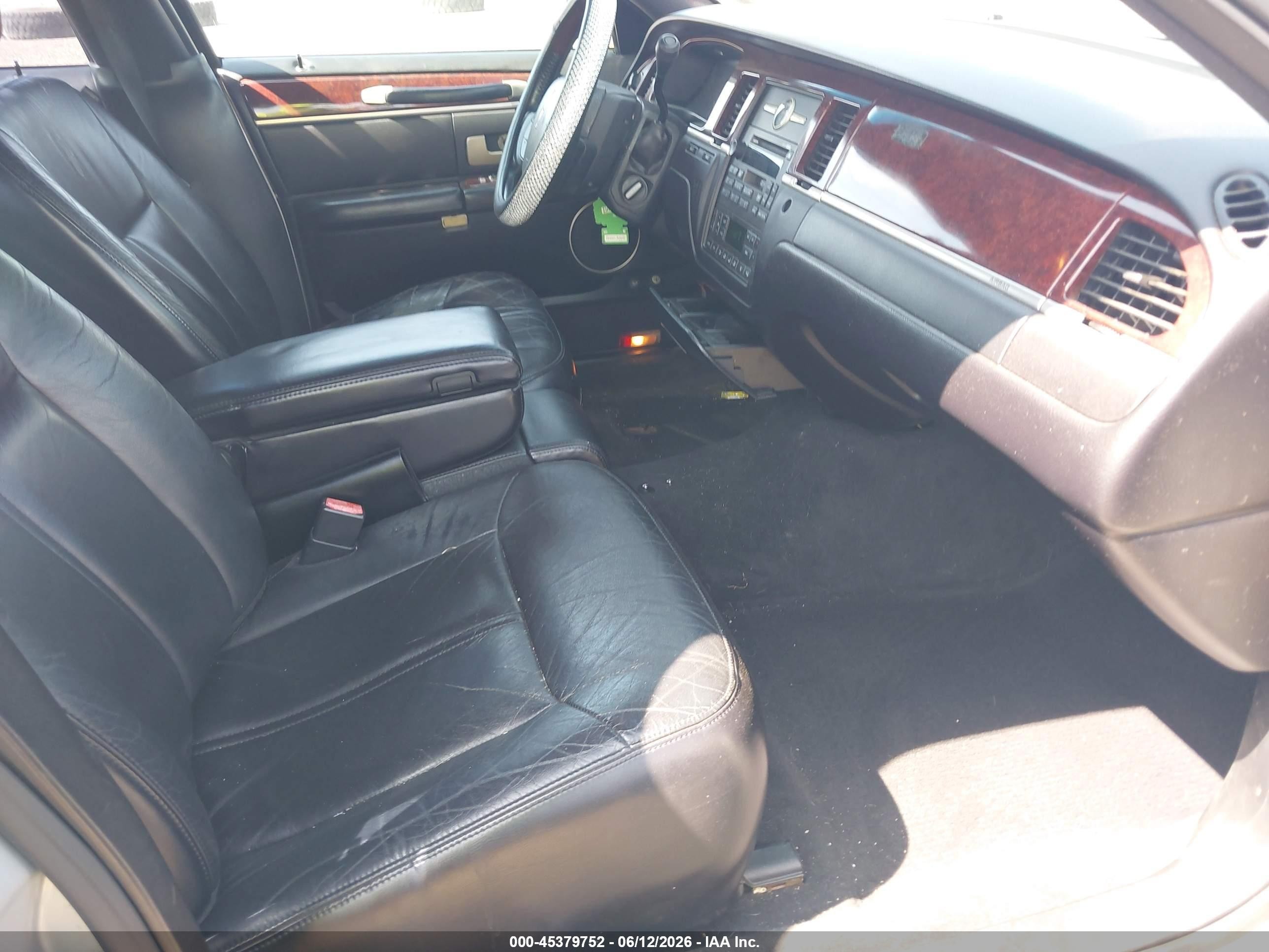 2005 Lincoln Town Car Signature Limited Silver vin: 1LNHM82W45Y638408