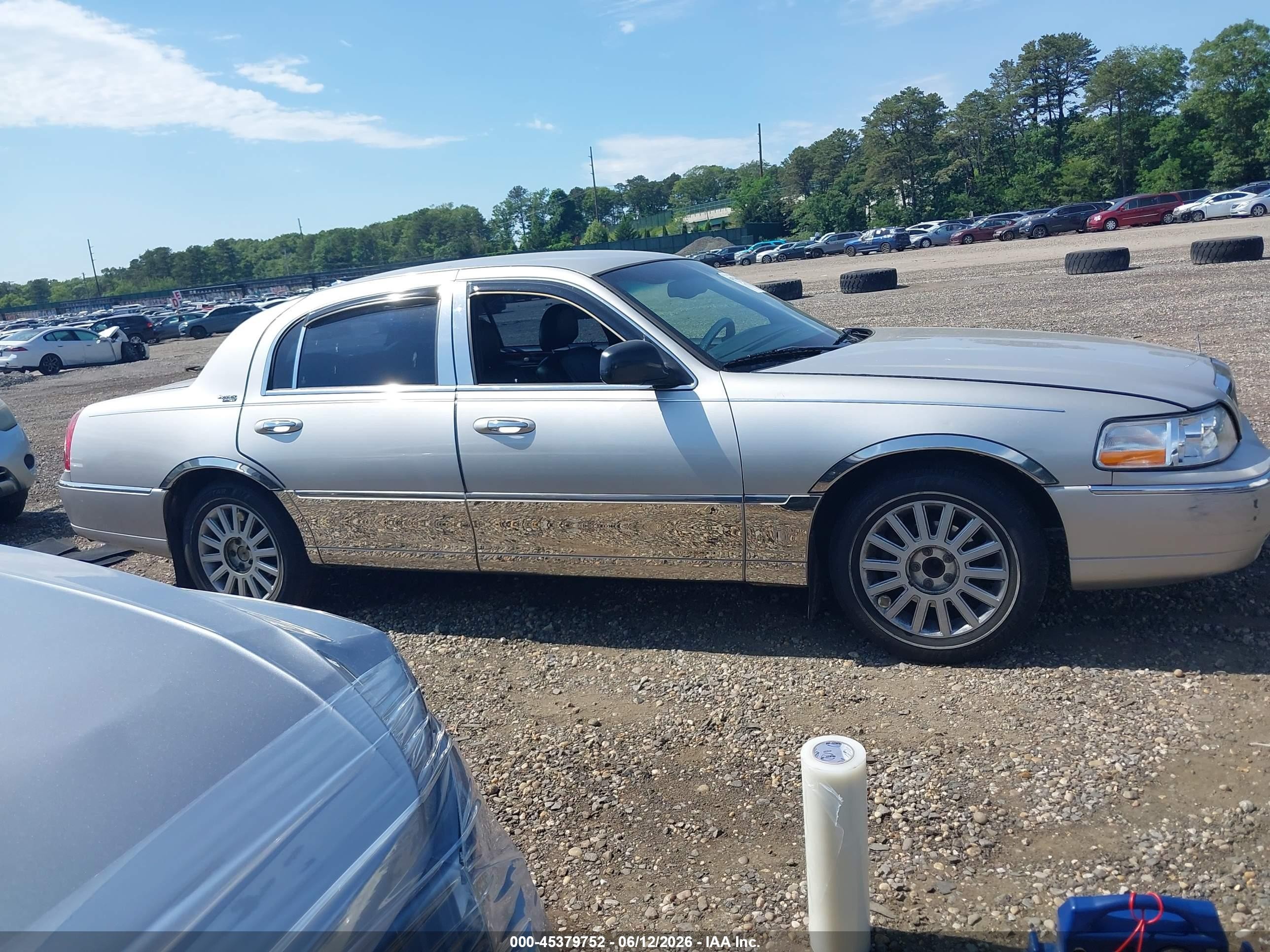2005 Lincoln Town Car Signature Limited Silver vin: 1LNHM82W45Y638408