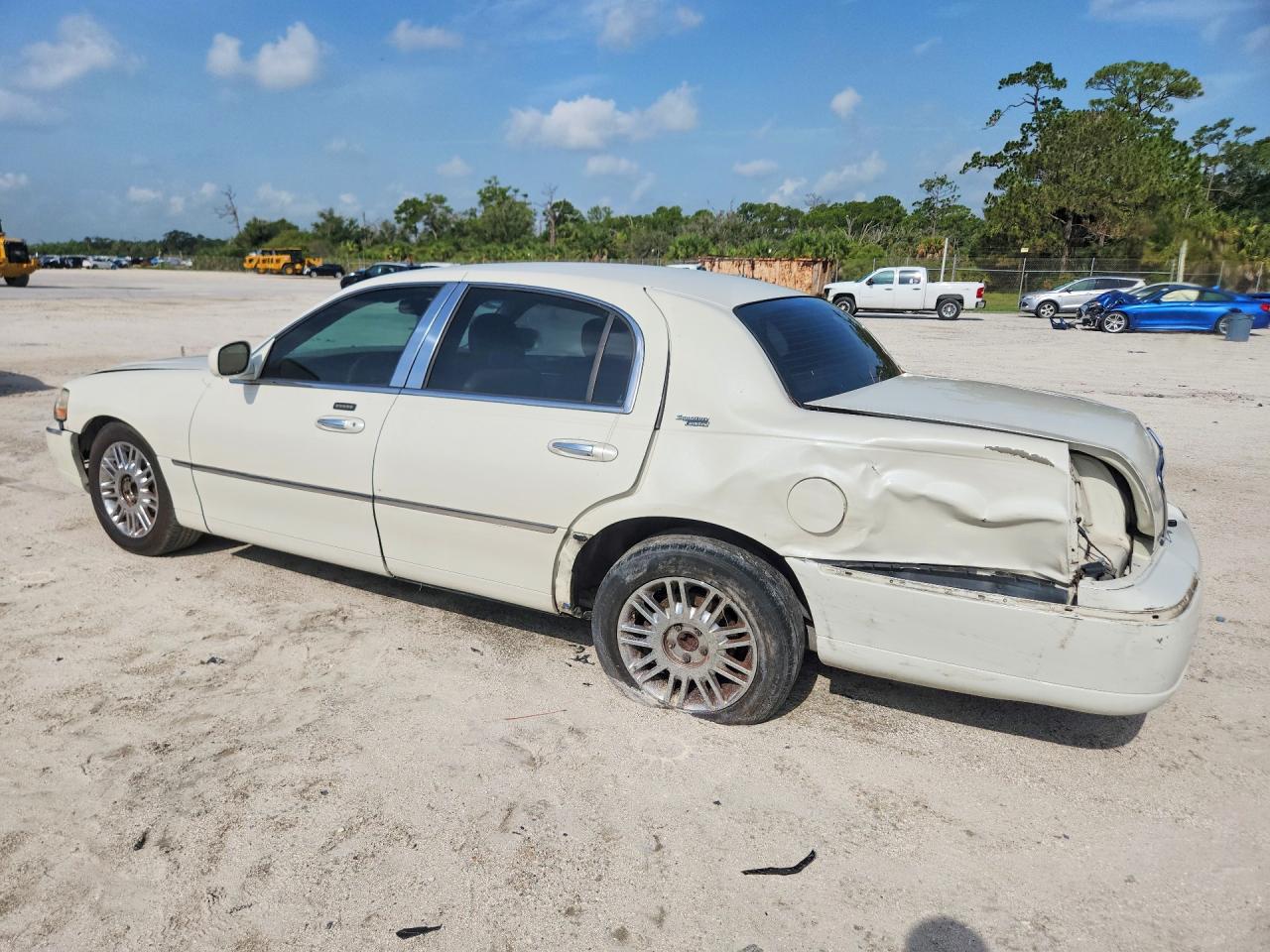 2006 Lincoln Town Car Signature Limited Cream vin: 1LNHM82W46Y604678