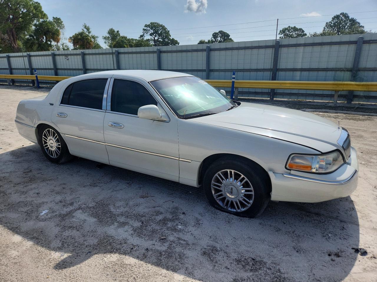 2006 Lincoln Town Car Signature Limited Cream vin: 1LNHM82W46Y604678