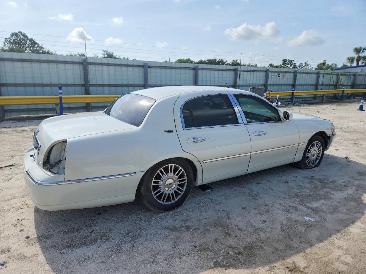 2006 Lincoln Town Car Signature Limited Cream vin: 1LNHM82W46Y604678