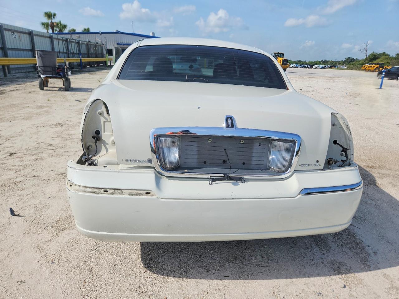 2006 Lincoln Town Car Signature Limited Cream vin: 1LNHM82W46Y604678