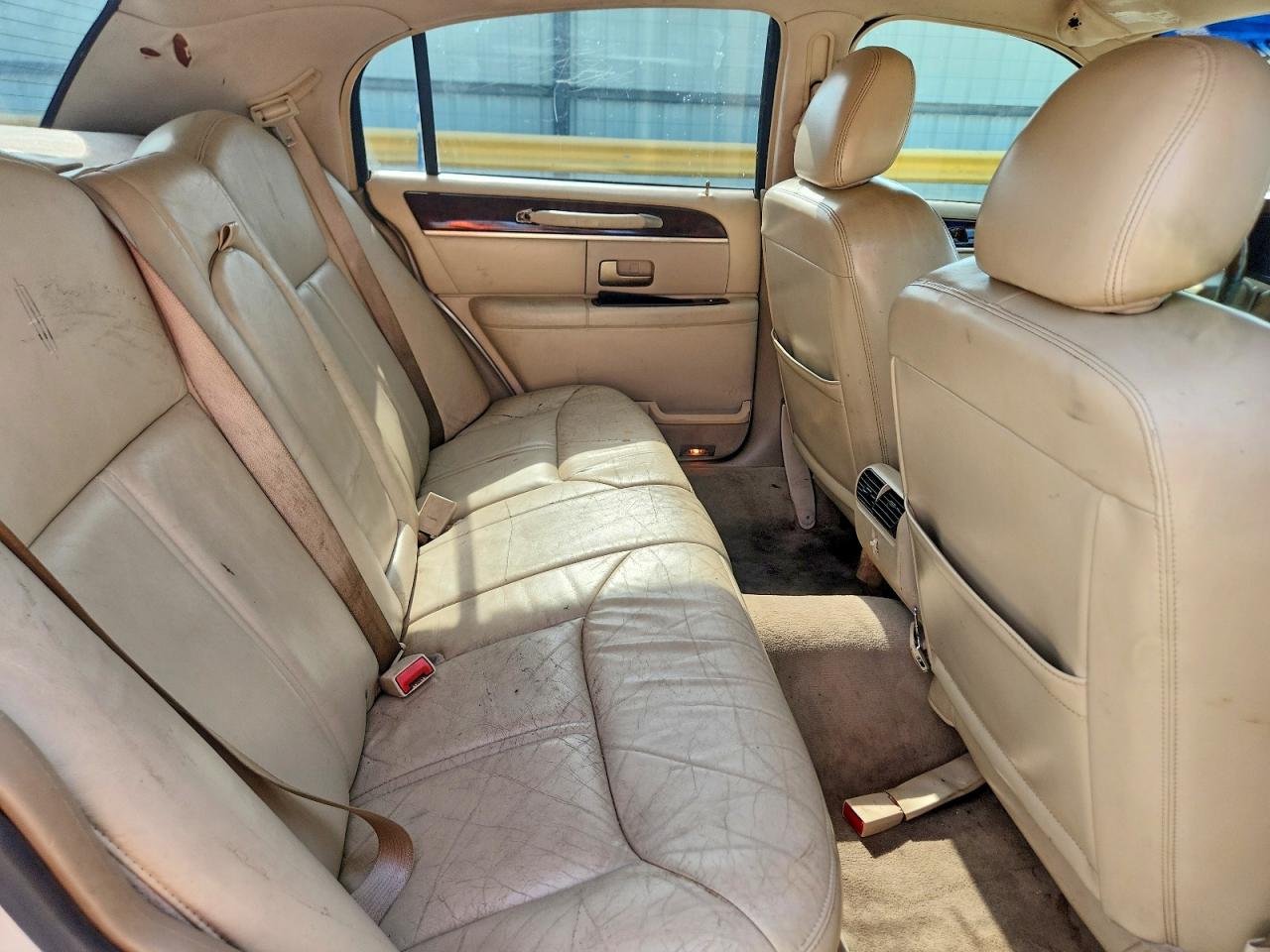 2006 Lincoln Town Car Signature Limited Cream vin: 1LNHM82W46Y604678