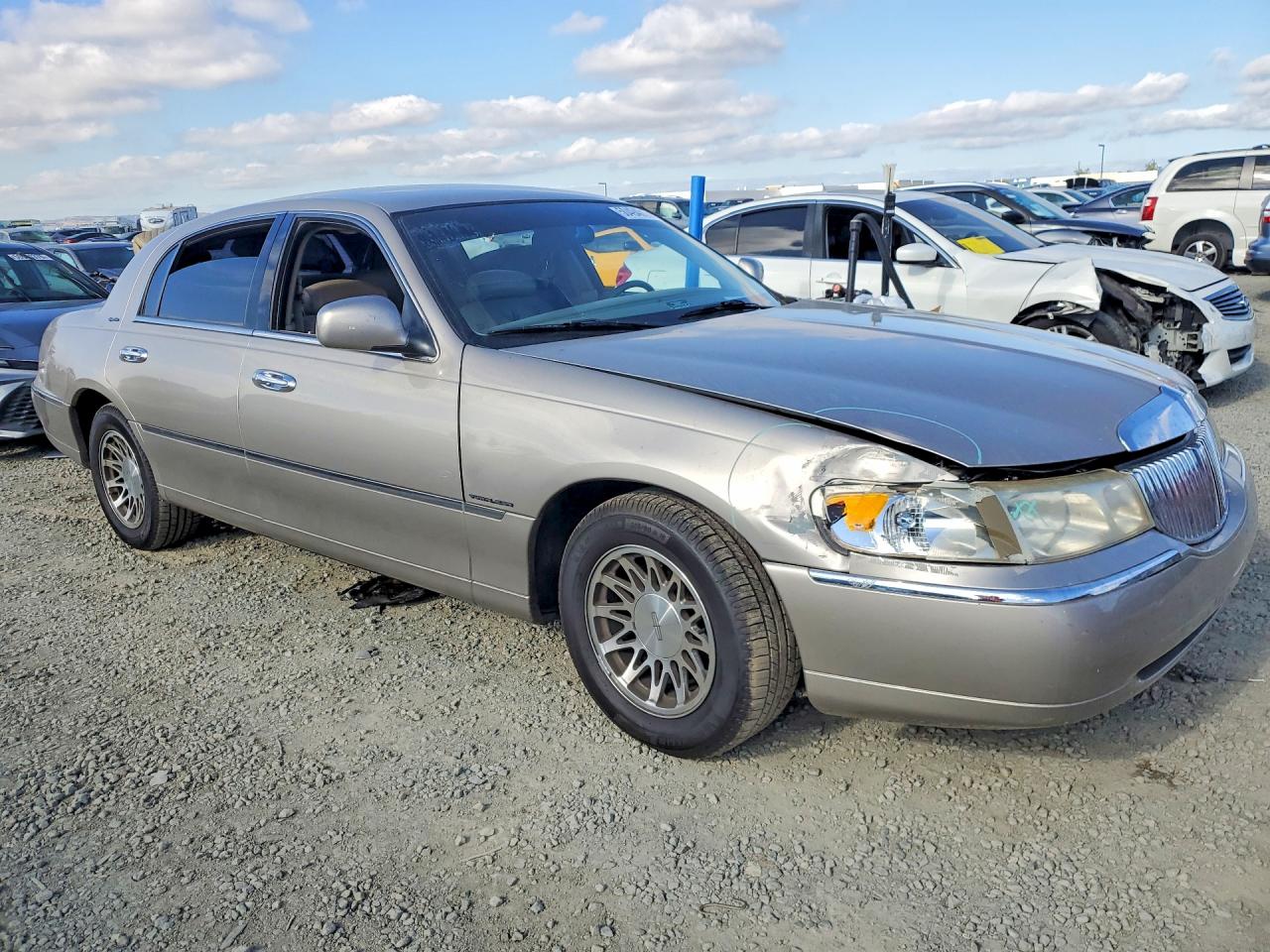 2000 Lincoln Town Car Signature Gold vin: 1LNHM82W4YY940642