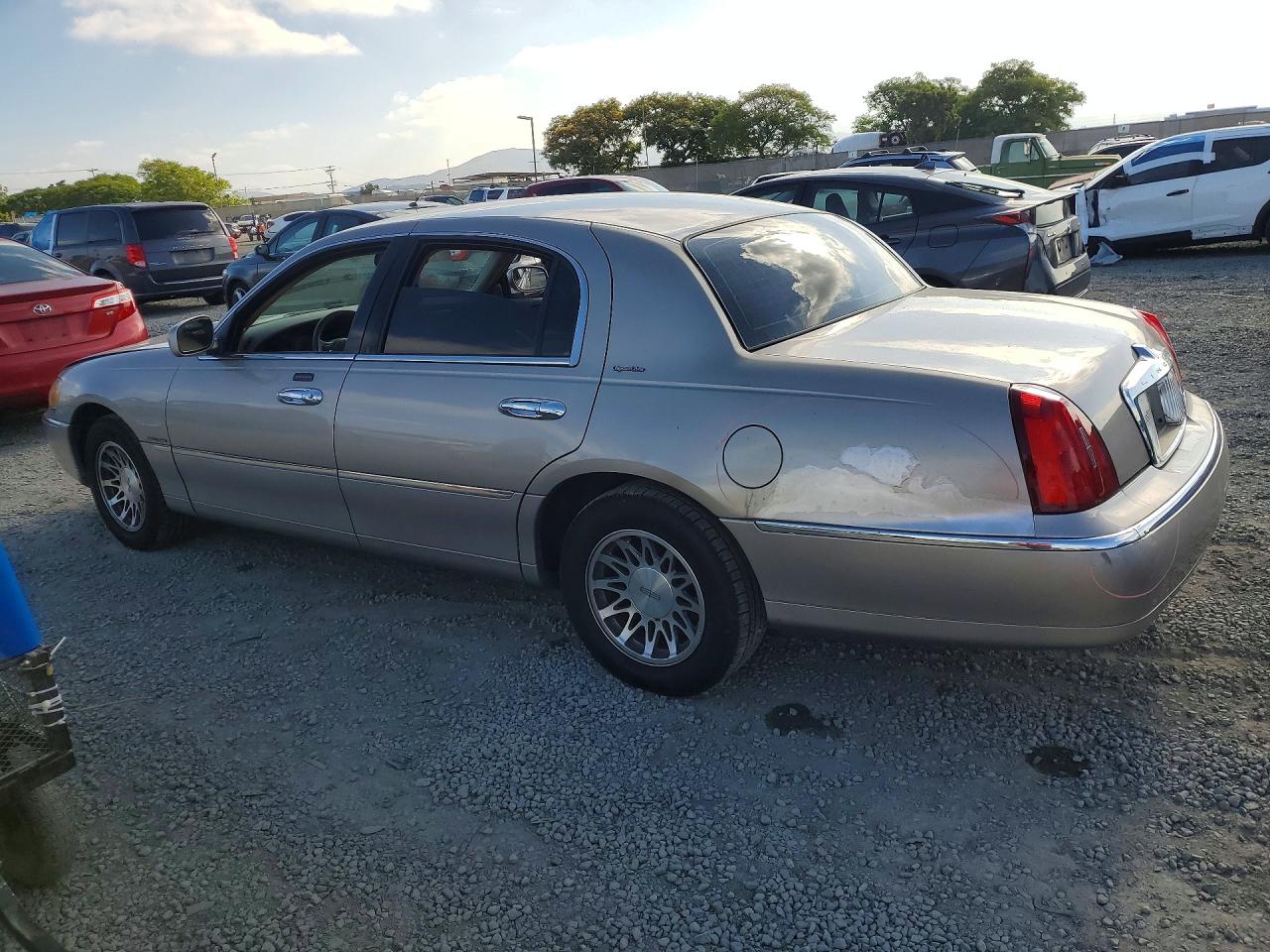 2000 Lincoln Town Car Signature Gold vin: 1LNHM82W4YY940642