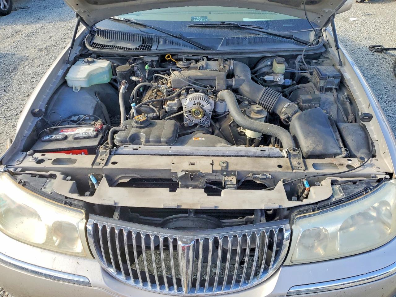 2000 Lincoln Town Car Signature Gold vin: 1LNHM82W4YY940642