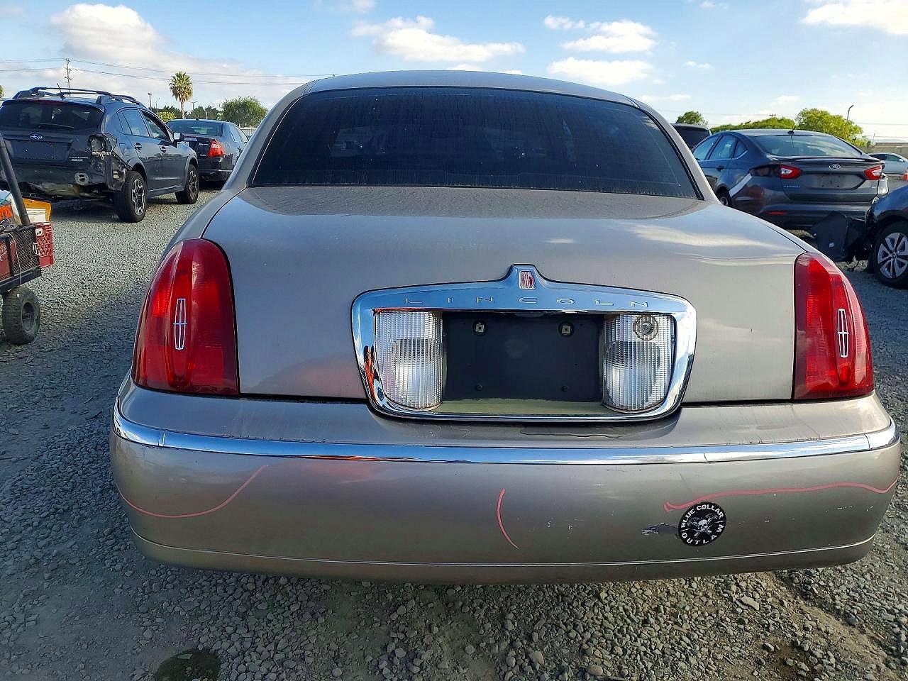 2000 Lincoln Town Car Signature Gold vin: 1LNHM82W4YY940642