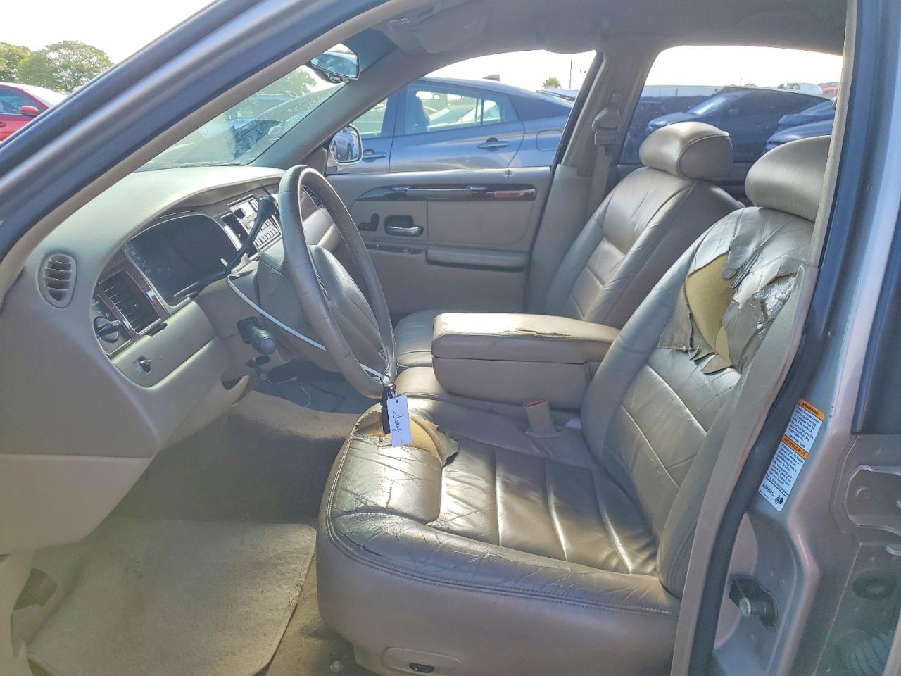 2000 Lincoln Town Car Signature Gold vin: 1LNHM82W4YY940642
