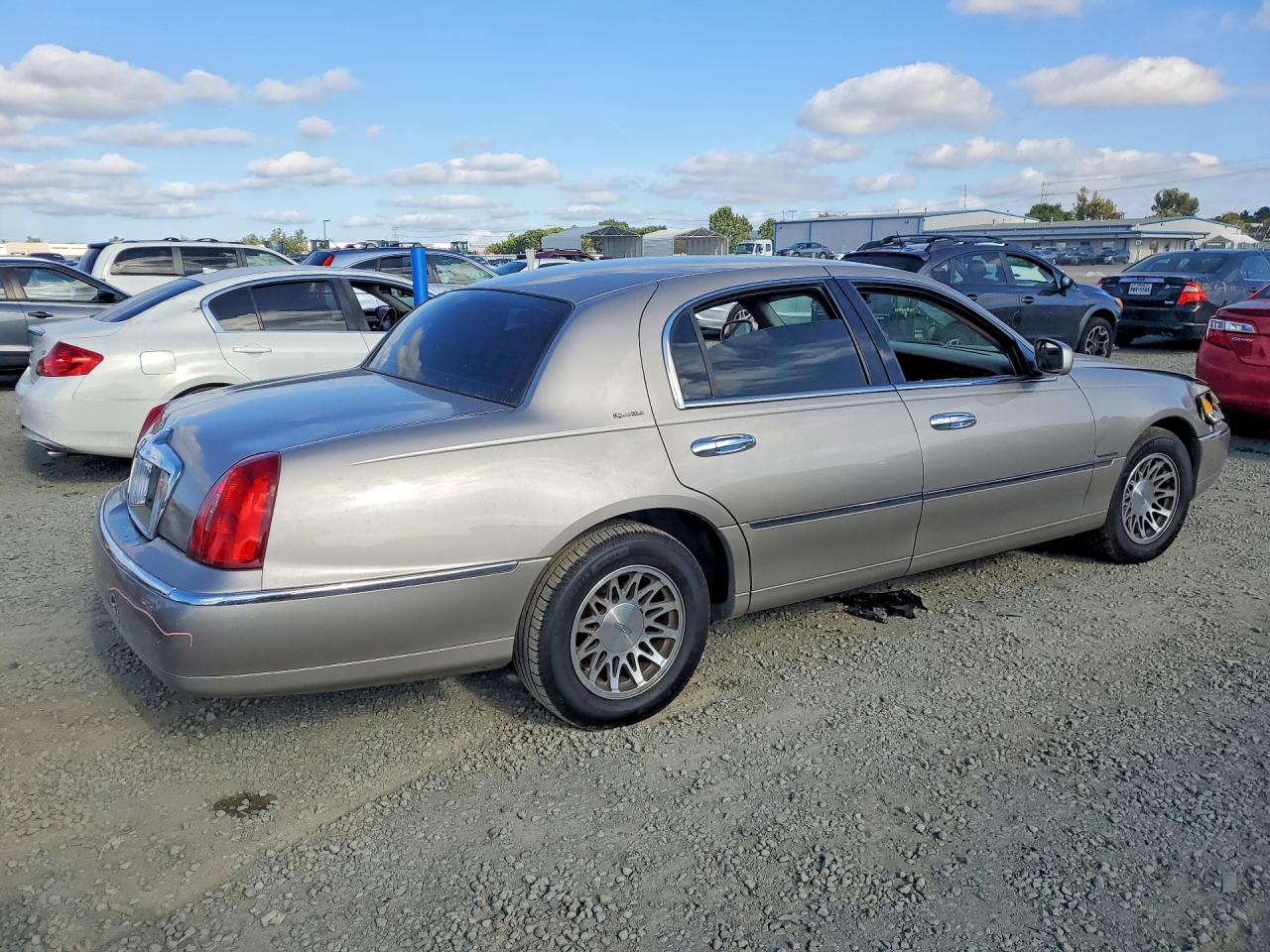 2000 Lincoln Town Car Signature Gold vin: 1LNHM82W4YY940642