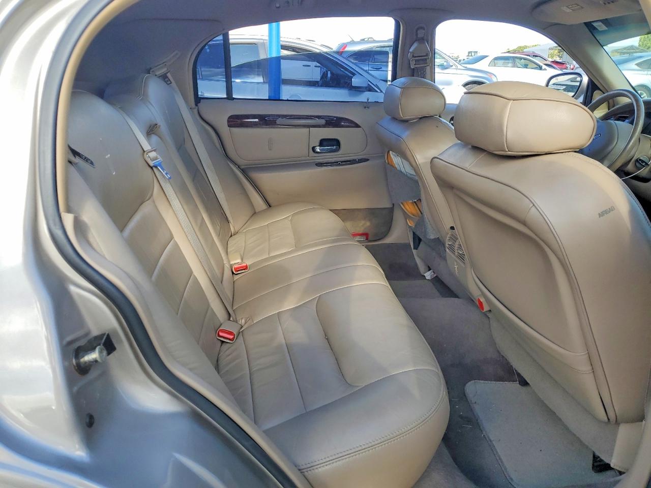 2000 Lincoln Town Car Signature Gold vin: 1LNHM82W4YY940642