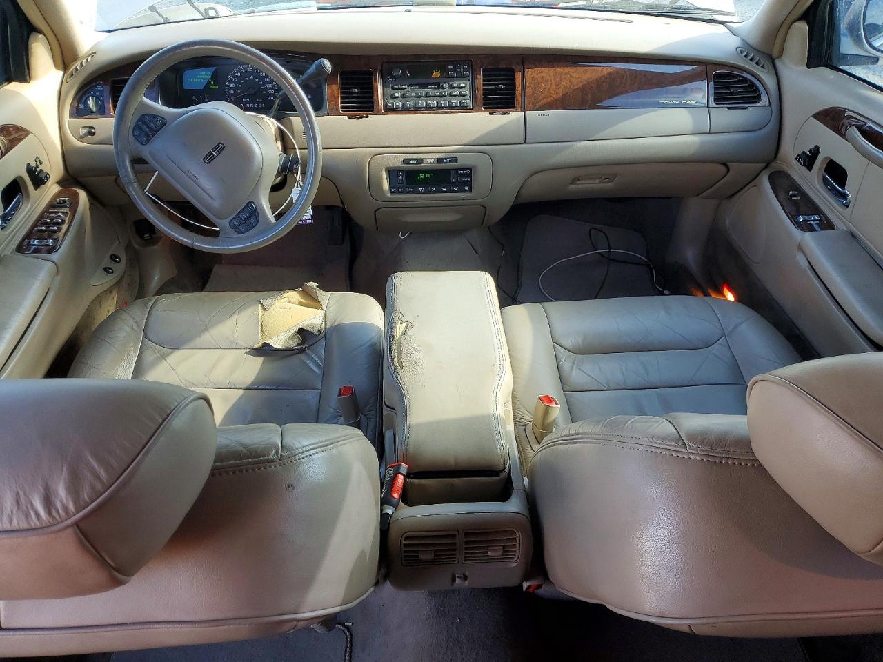2000 Lincoln Town Car Signature Gold vin: 1LNHM82W4YY940642