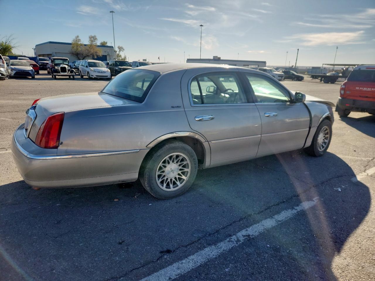 2001 Lincoln Town Car Signature Tan vin: 1LNHM82W51Y607274