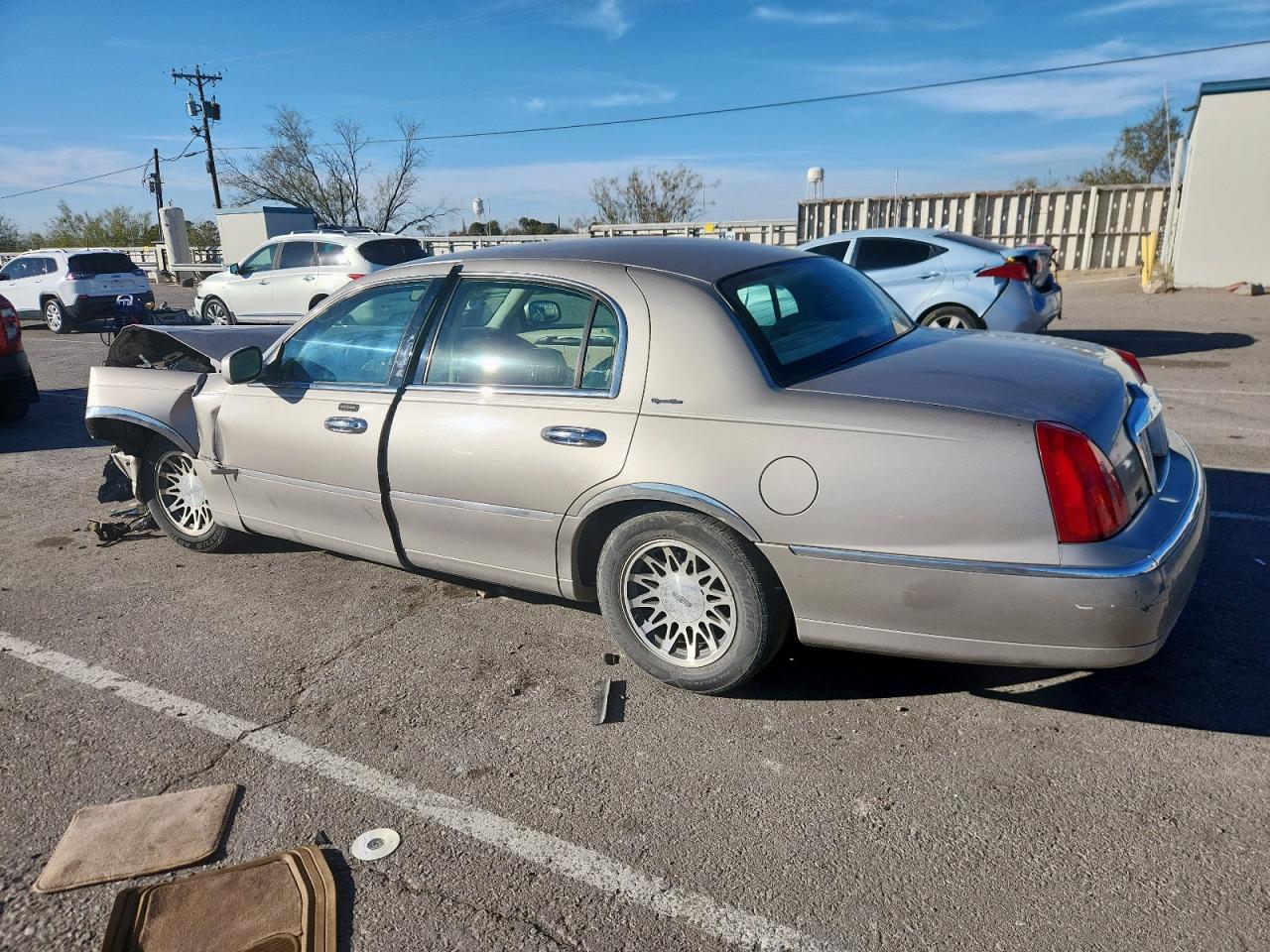 2001 Lincoln Town Car Signature Tan vin: 1LNHM82W51Y607274