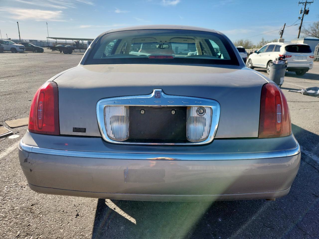 2001 Lincoln Town Car Signature Tan vin: 1LNHM82W51Y607274