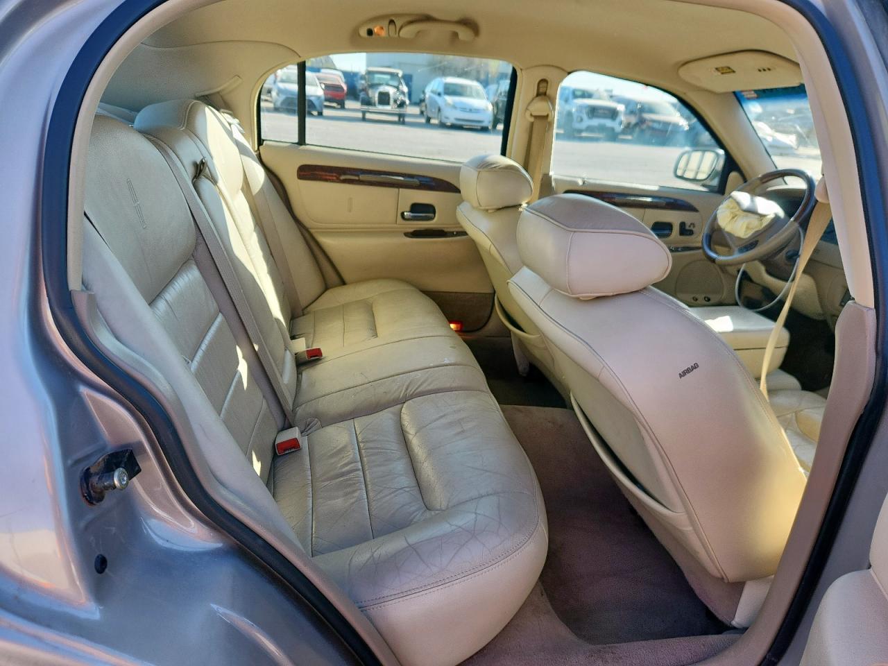 2001 Lincoln Town Car Signature Tan vin: 1LNHM82W51Y607274