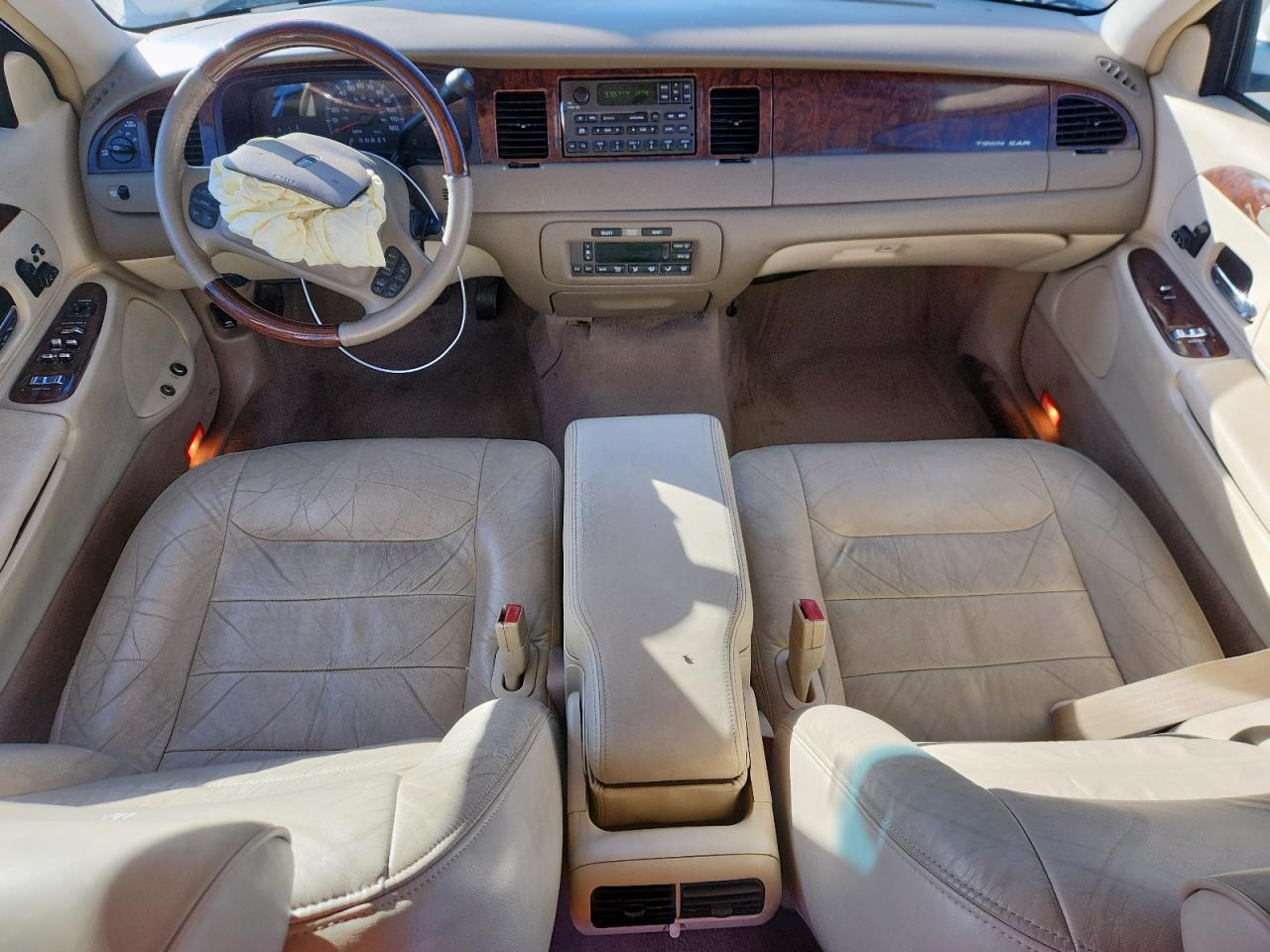 2001 Lincoln Town Car Signature Tan vin: 1LNHM82W51Y607274