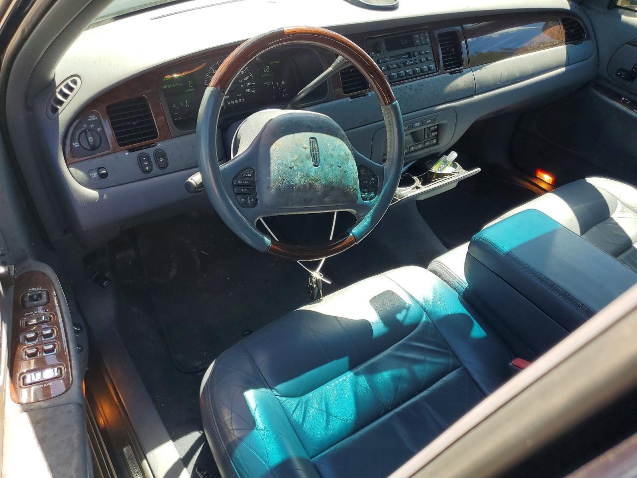 2001 Lincoln Town Car Signature Blue vin: 1LNHM82W51Y612622