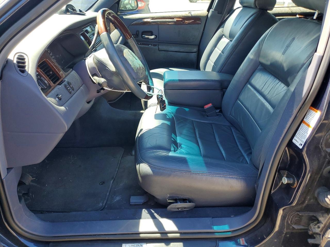 2001 Lincoln Town Car Signature Blue vin: 1LNHM82W51Y612622