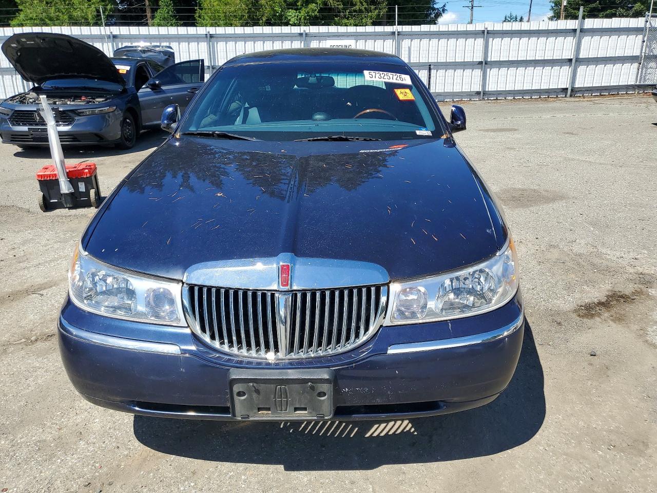 2001 Lincoln Town Car Signature Blue vin: 1LNHM82W51Y612622