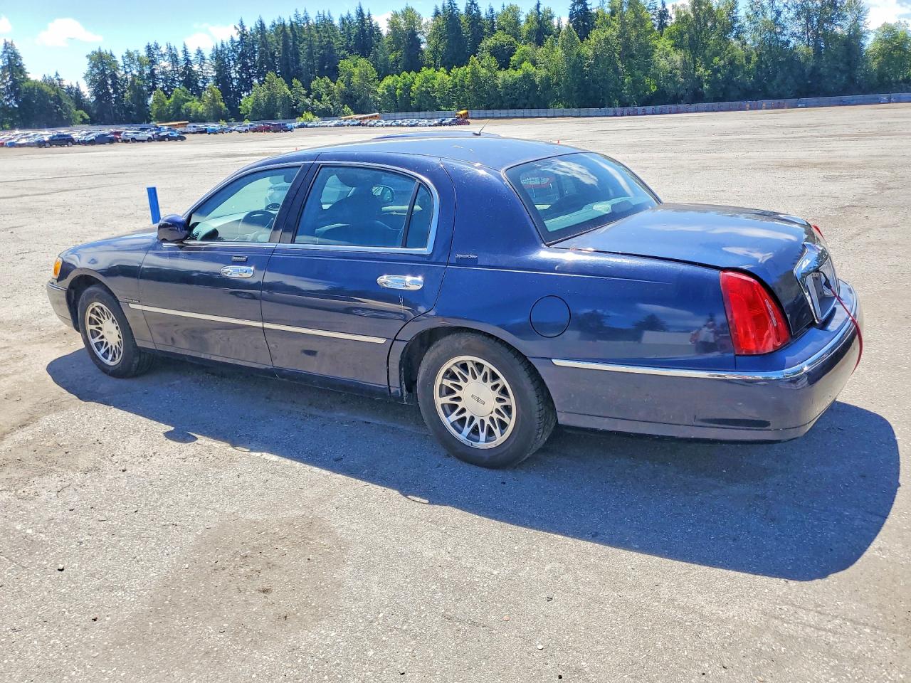 2001 Lincoln Town Car Signature Blue vin: 1LNHM82W51Y612622