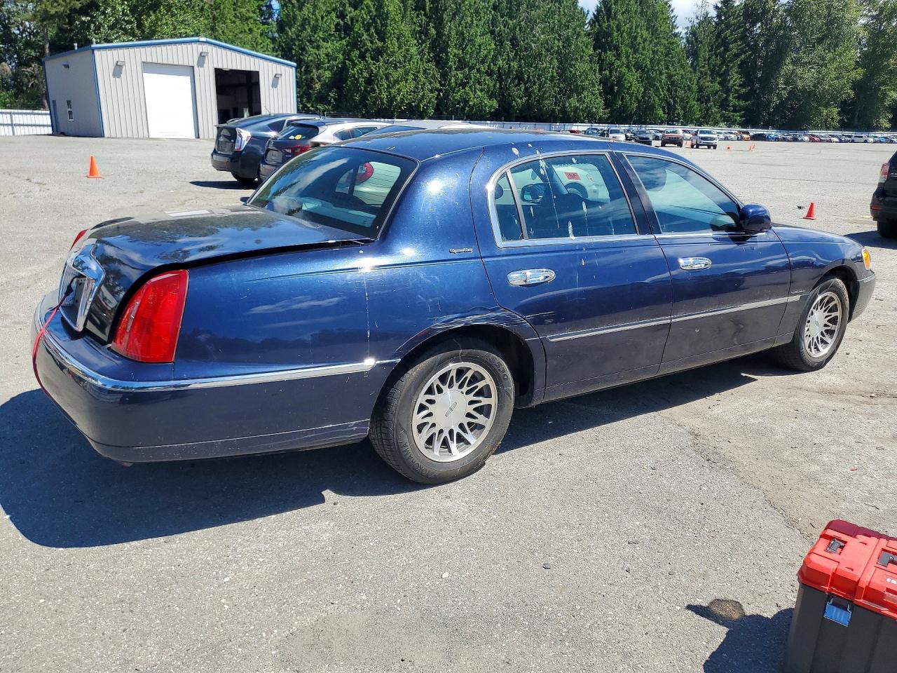 2001 Lincoln Town Car Signature Blue vin: 1LNHM82W51Y612622