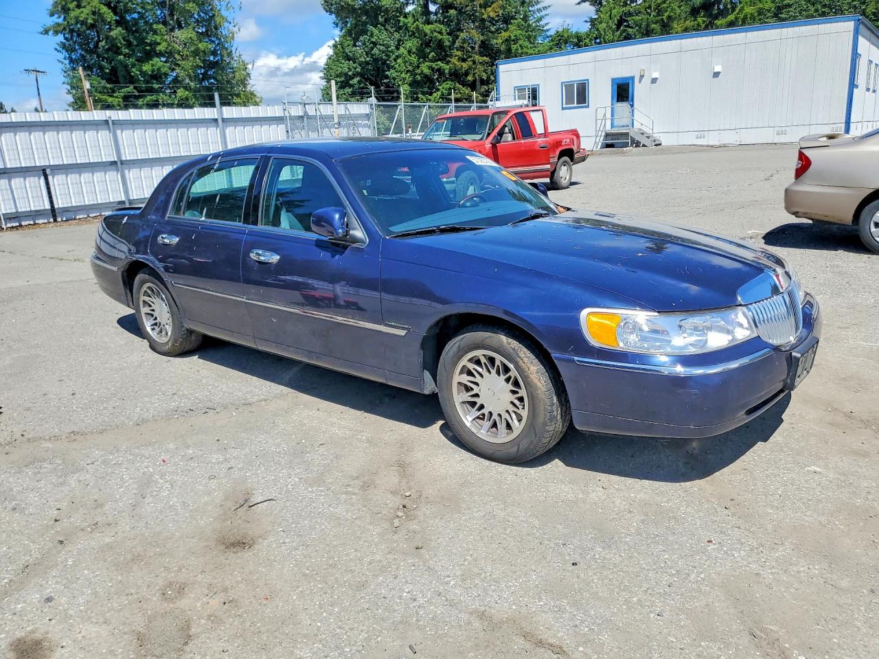 2001 Lincoln Town Car Signature Blue vin: 1LNHM82W51Y612622