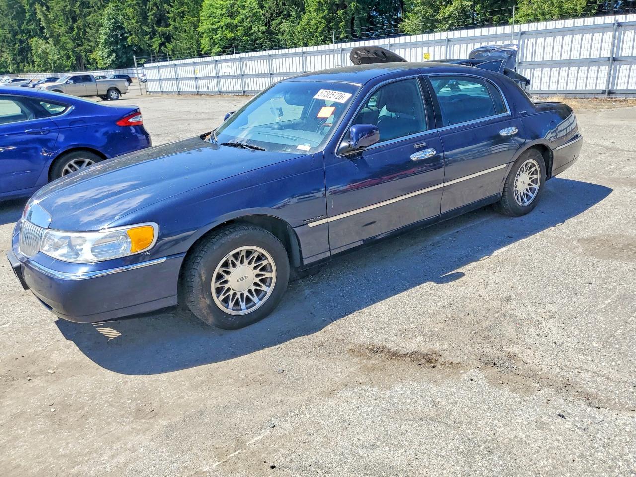 2001 Lincoln Town Car Signature Blue vin: 1LNHM82W51Y612622