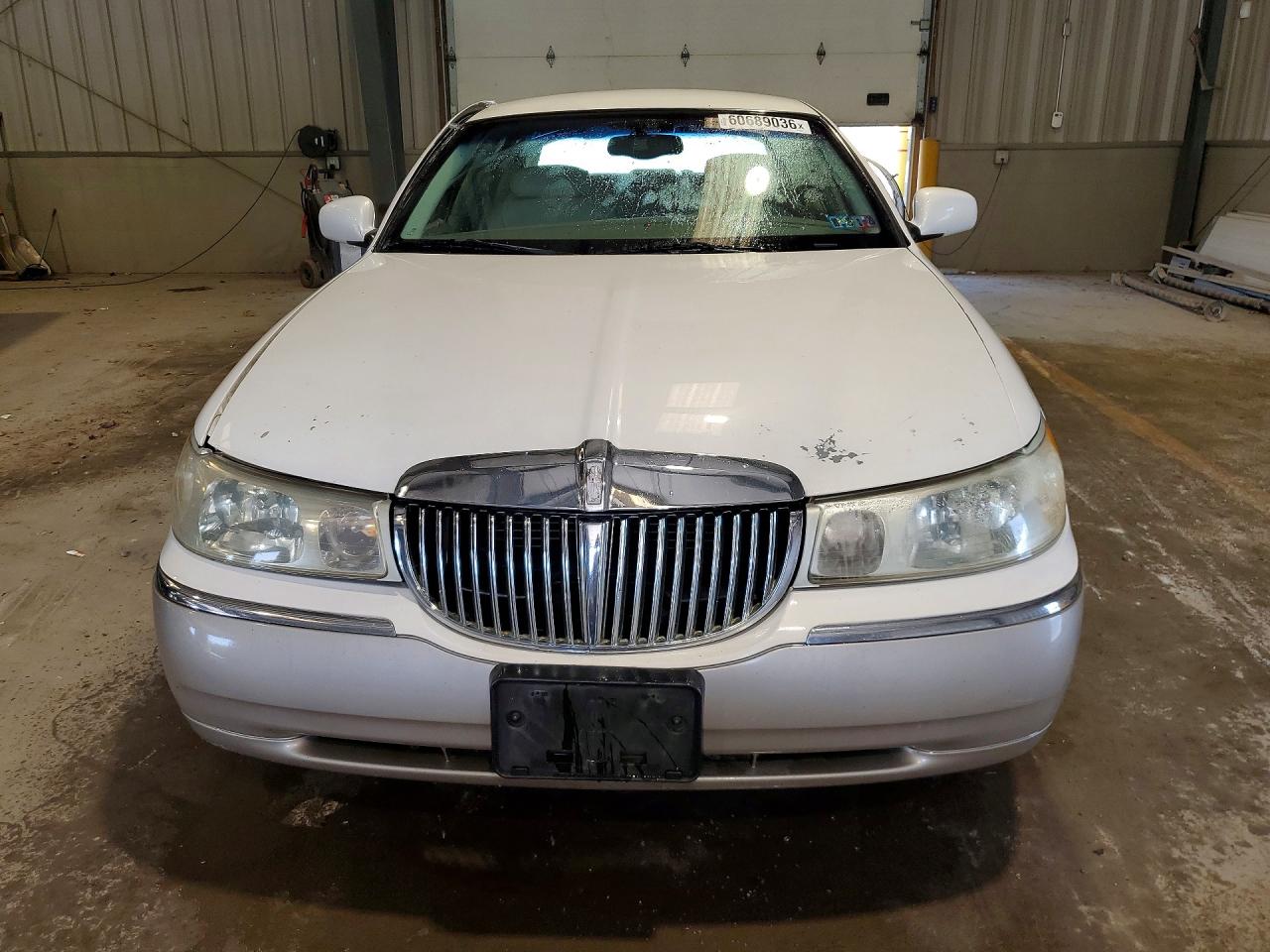 2001 Lincoln Town Car Signature White vin: 1LNHM82W51Y669340