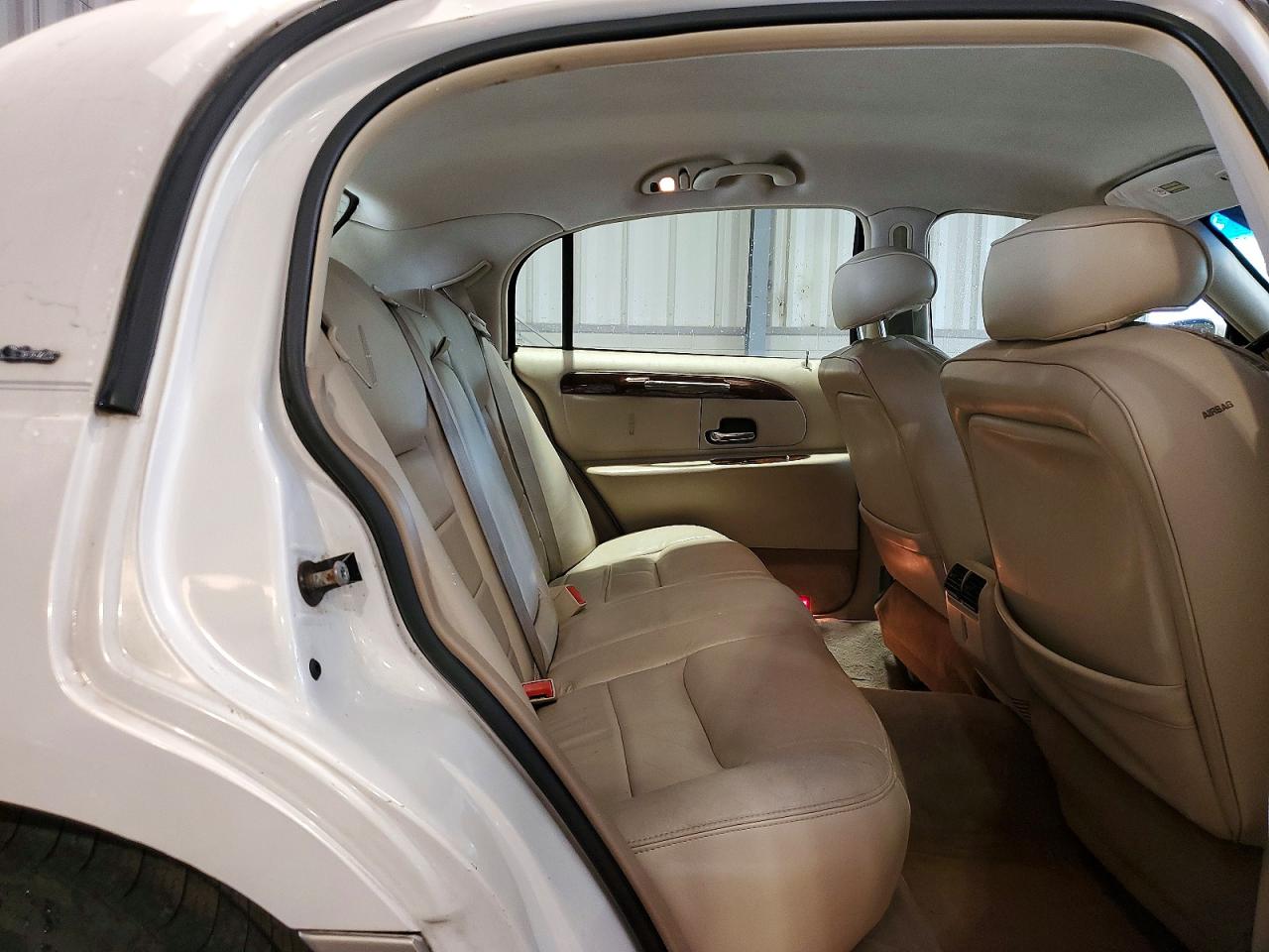 2001 Lincoln Town Car Signature White vin: 1LNHM82W51Y669340