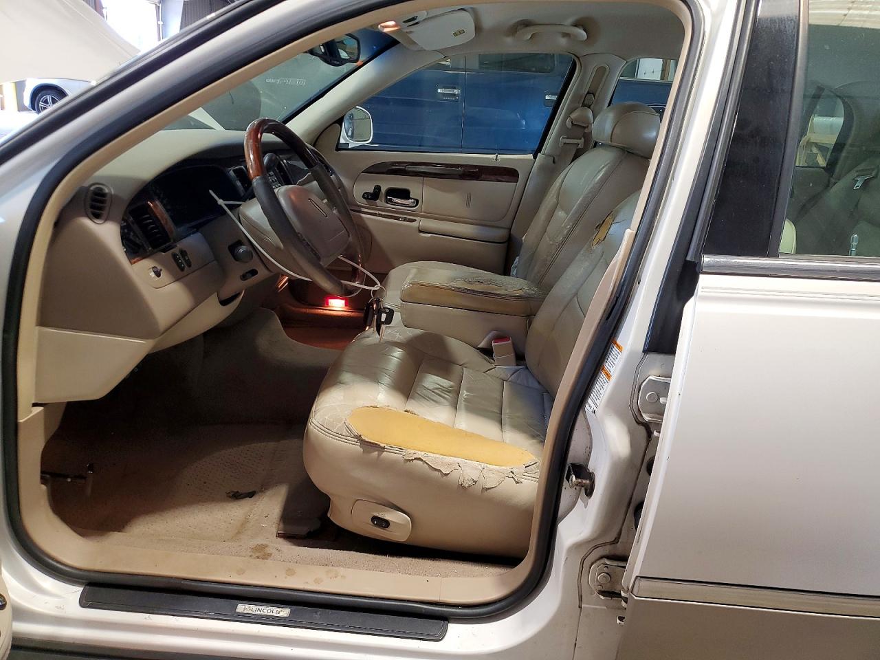 2001 Lincoln Town Car Signature White vin: 1LNHM82W51Y669340