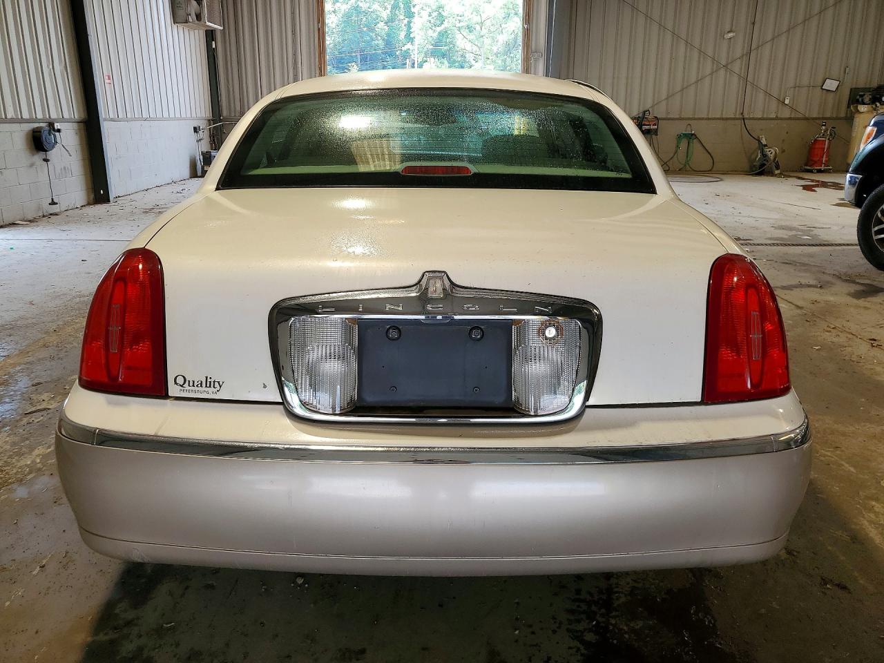 2001 Lincoln Town Car Signature White vin: 1LNHM82W51Y669340
