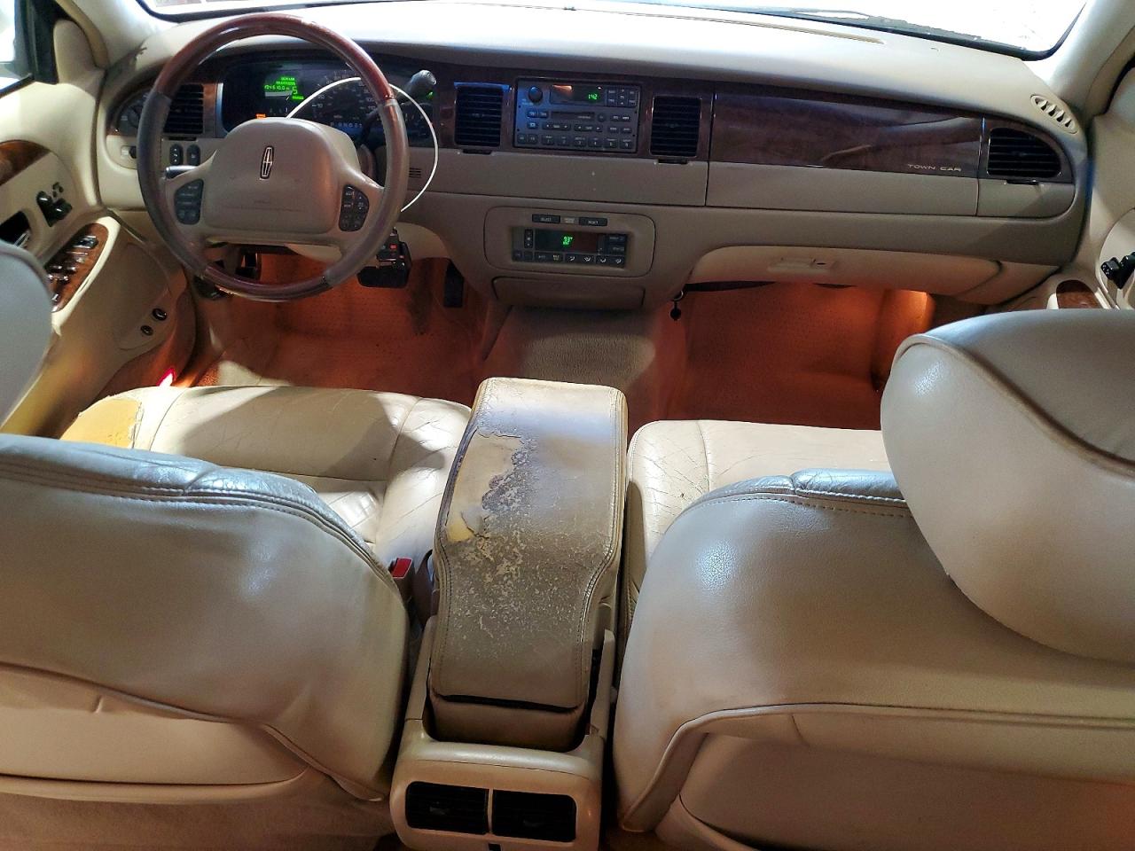 2001 Lincoln Town Car Signature White vin: 1LNHM82W51Y669340