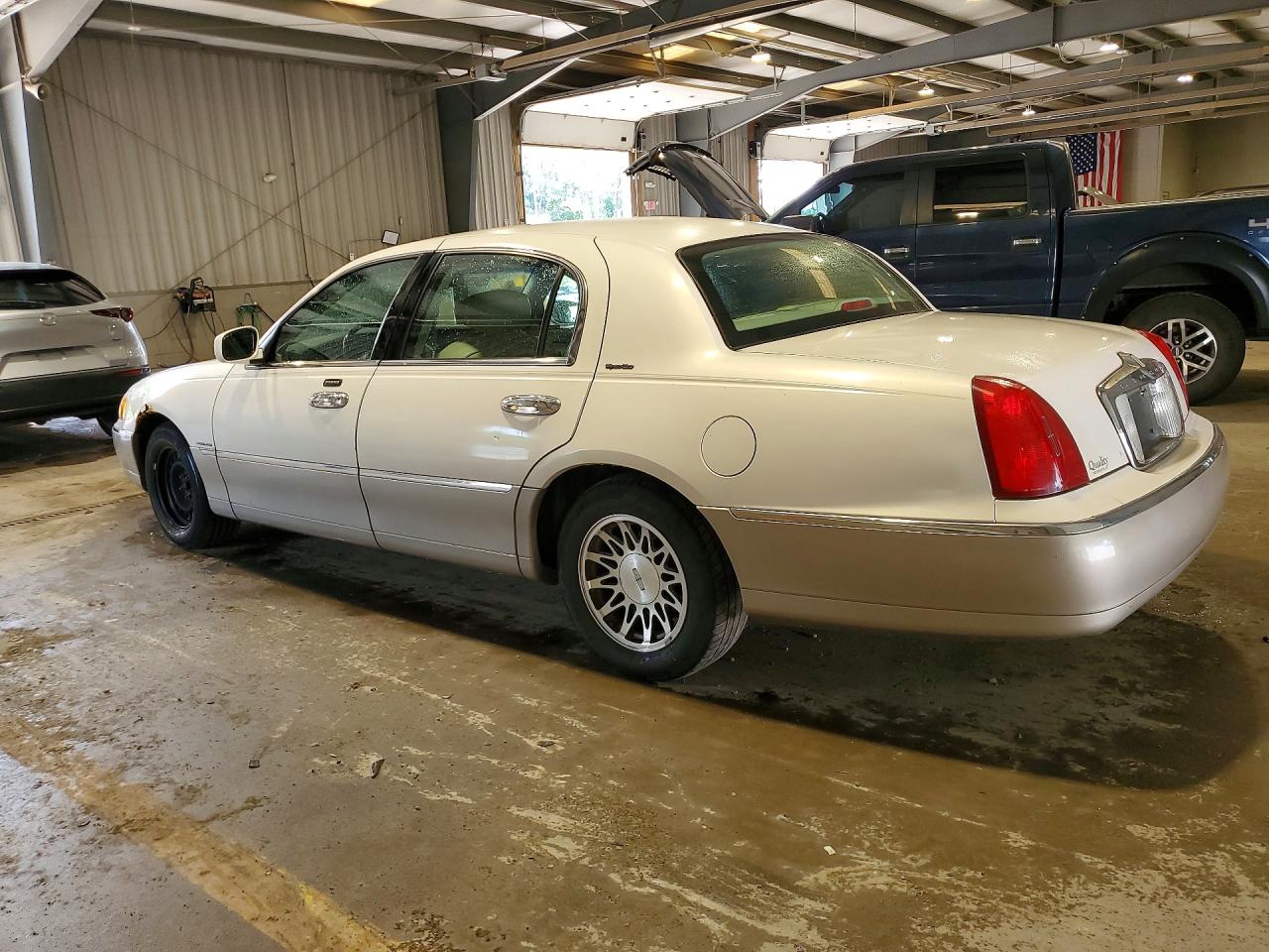 2001 Lincoln Town Car Signature White vin: 1LNHM82W51Y669340