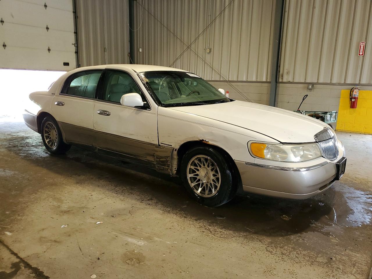 2001 Lincoln Town Car Signature White vin: 1LNHM82W51Y669340