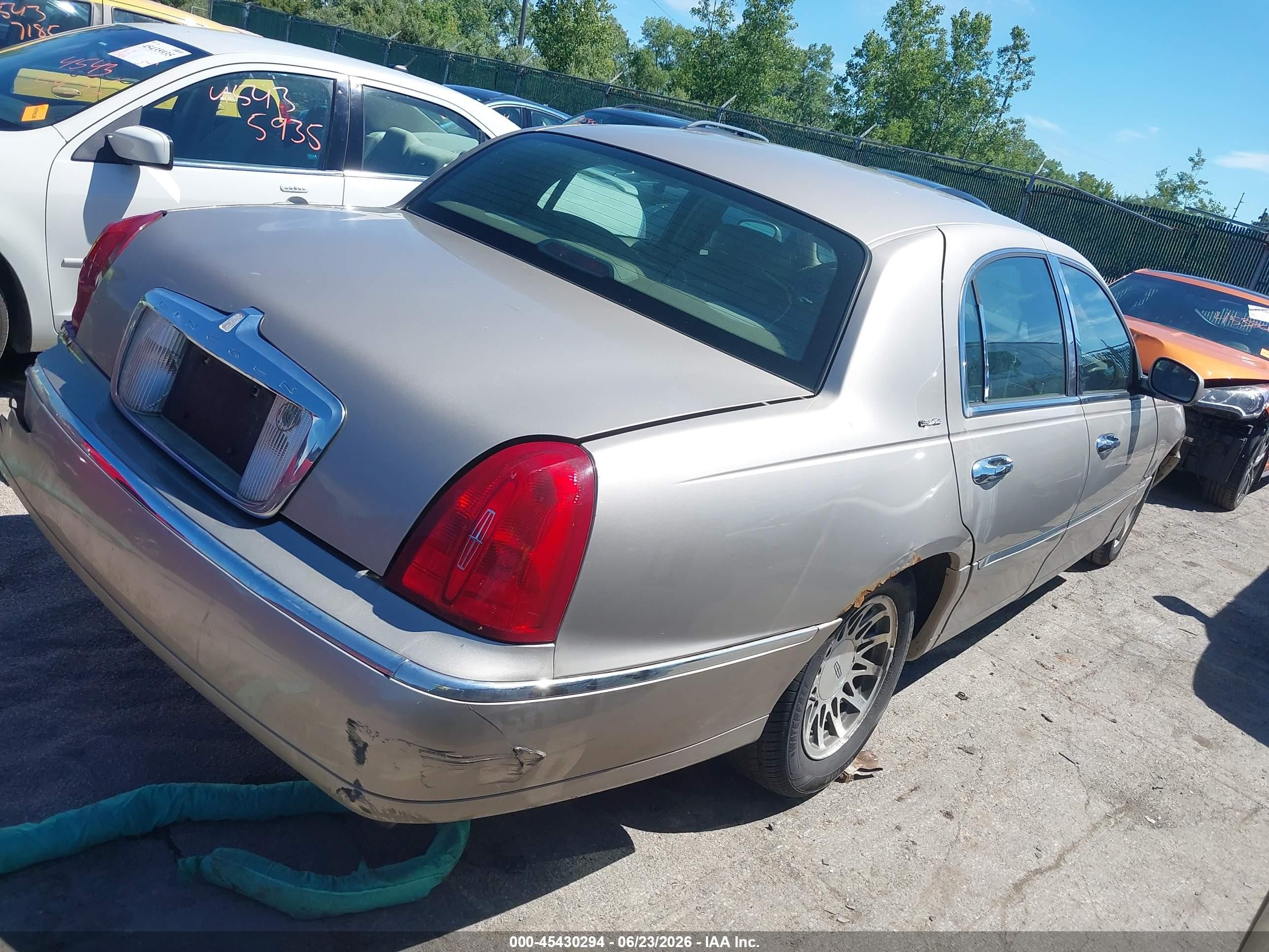 2001 Lincoln Town Car Signature Золотой vin: 1LNHM82W51Y691418