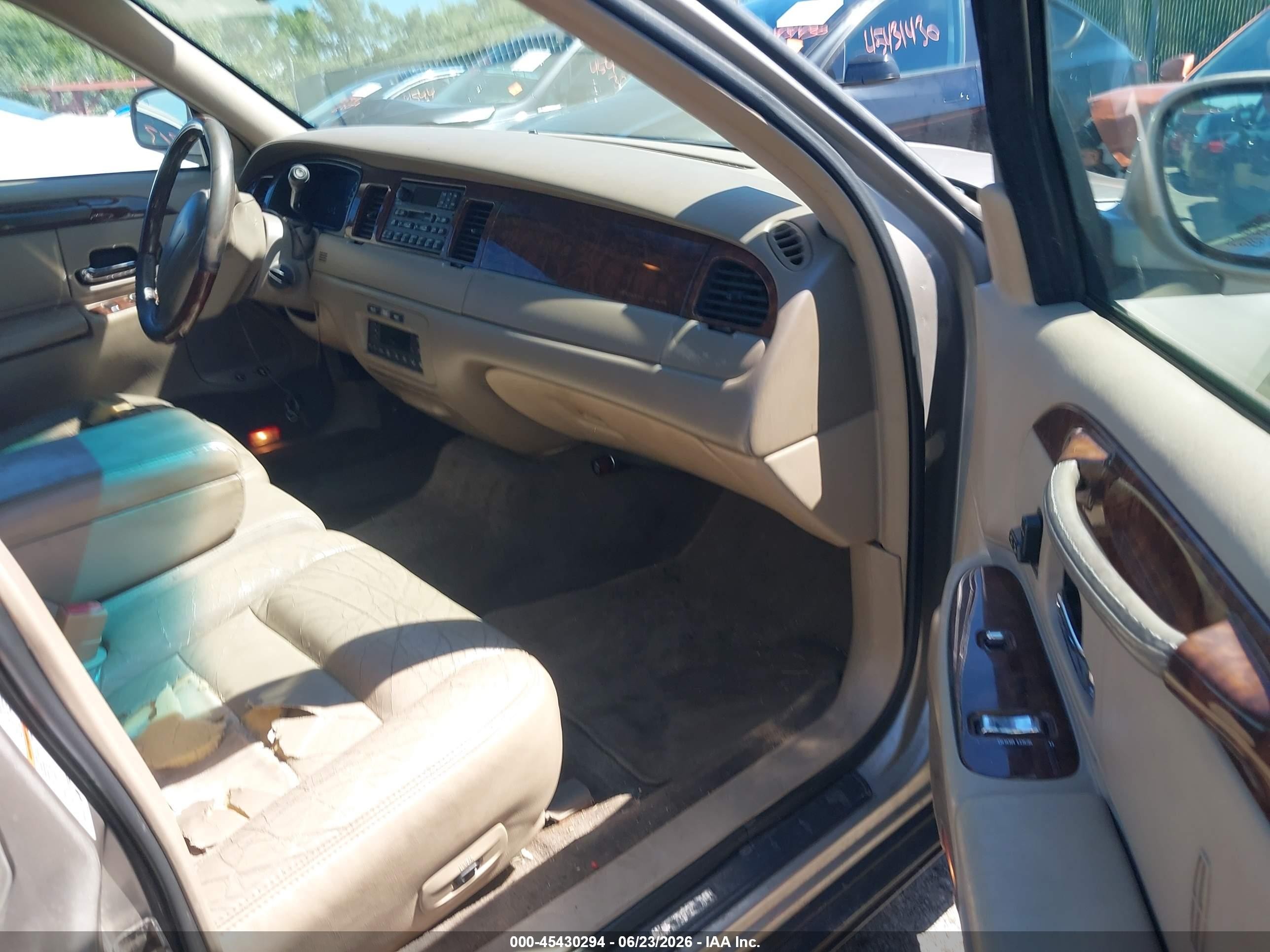 2001 Lincoln Town Car Signature Золотой vin: 1LNHM82W51Y691418