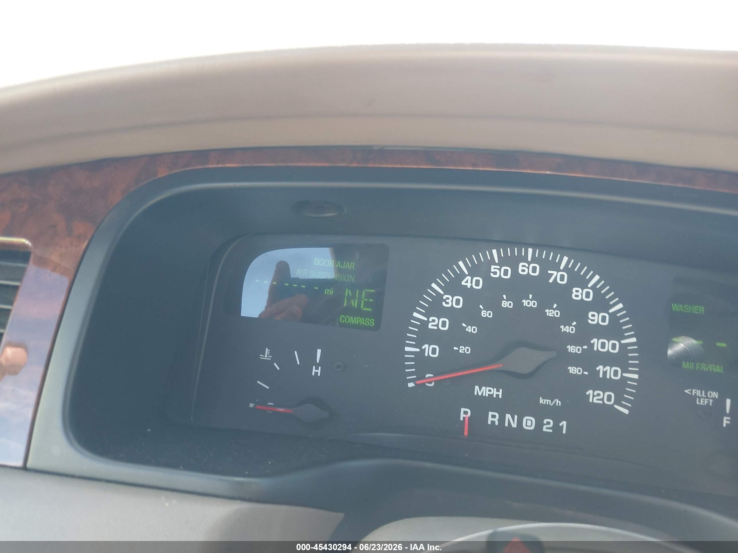 2001 Lincoln Town Car Signature Золотой vin: 1LNHM82W51Y691418