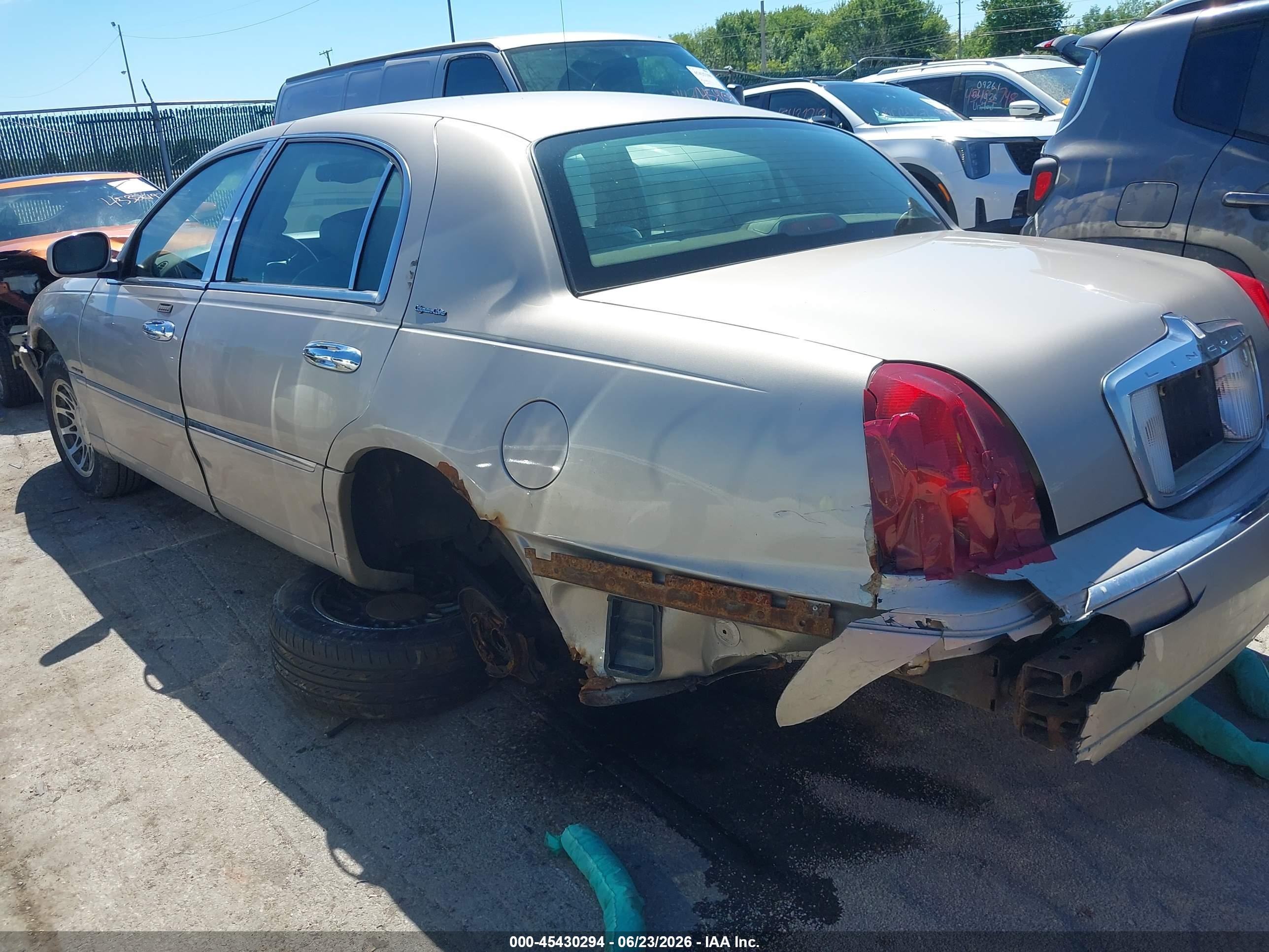 2001 Lincoln Town Car Signature Золотой vin: 1LNHM82W51Y691418