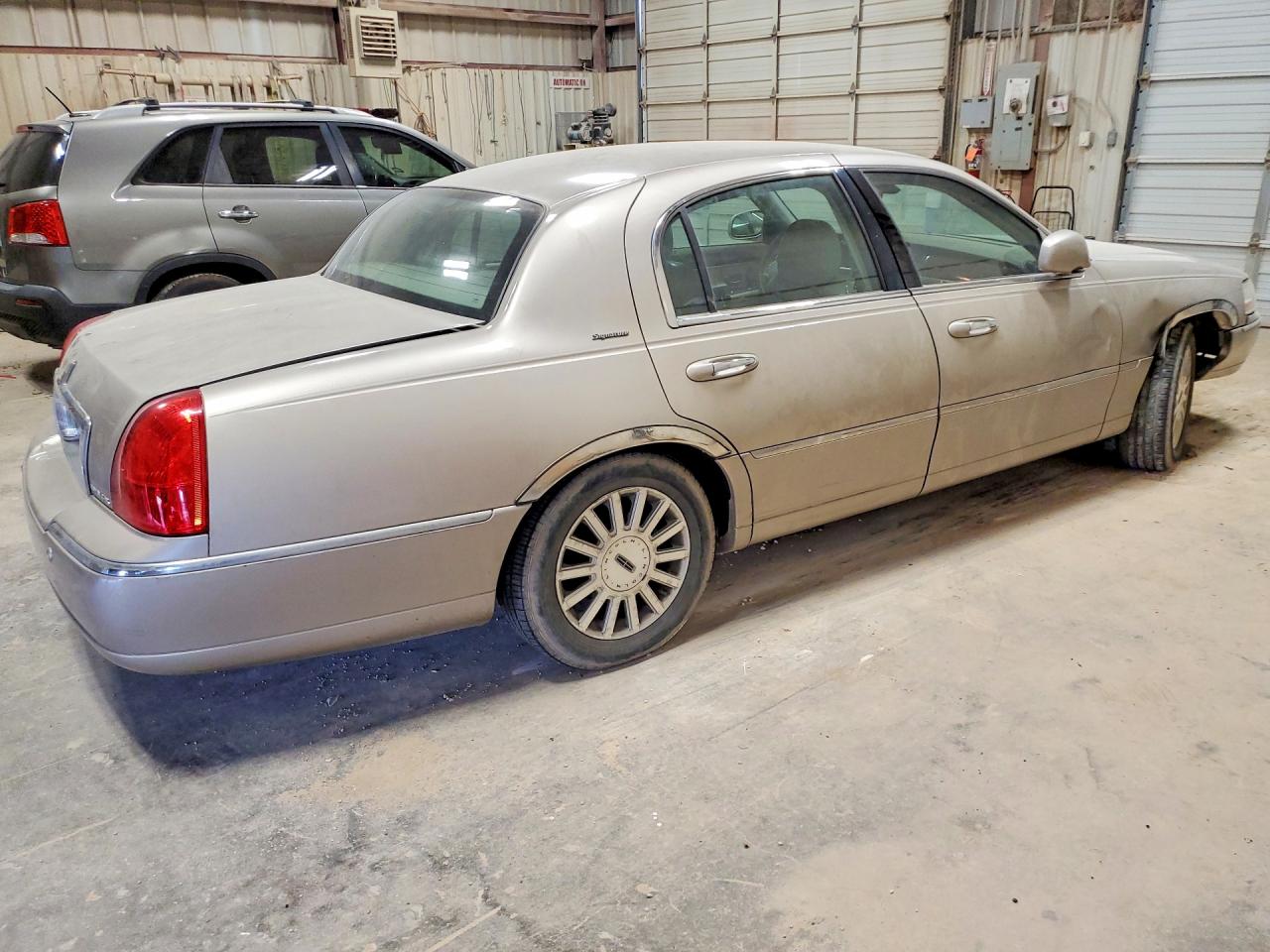 2003 Lincoln Town Car Signature Gray vin: 1LNHM82W53Y628676